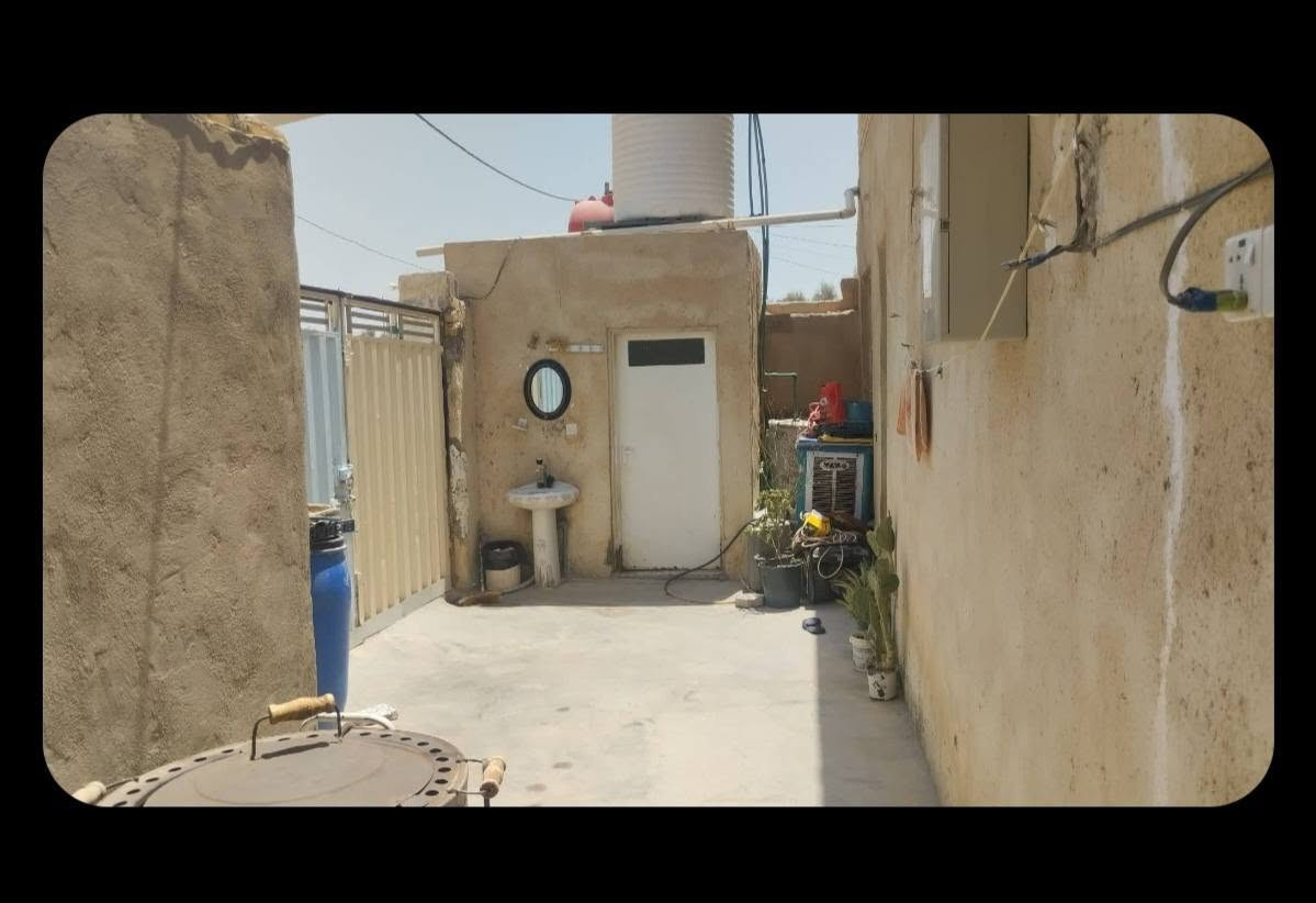 دار البيع المساحه 140 يحتوي عله غرفتين وصاله وستقبال حمام دخلي وخرجي شارع المعمل حي الصدرين قرب دارت متفجرات السعر خاص رقم ***********
