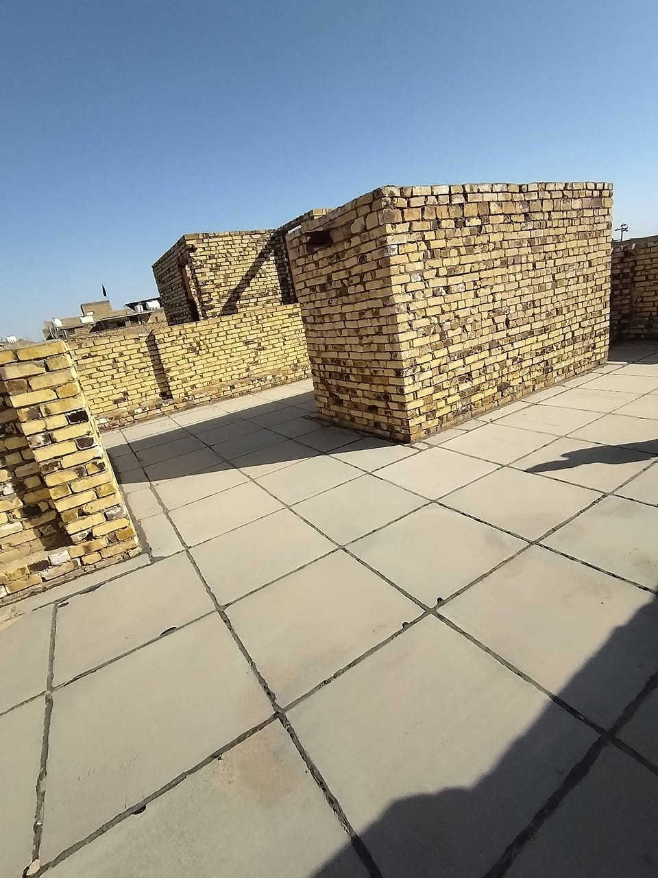 سلام عليكم بيت للبيع حي الزهراء مقابيل المدرسه الصيني بيت هيكل دولان مساحه ١٠٠متر وعرض متر وشويه بيع متوازي سعر خاص او علا رقم وبيكم خير ودللو*********** مجاري كامله مال البيت ستونه مسويها
