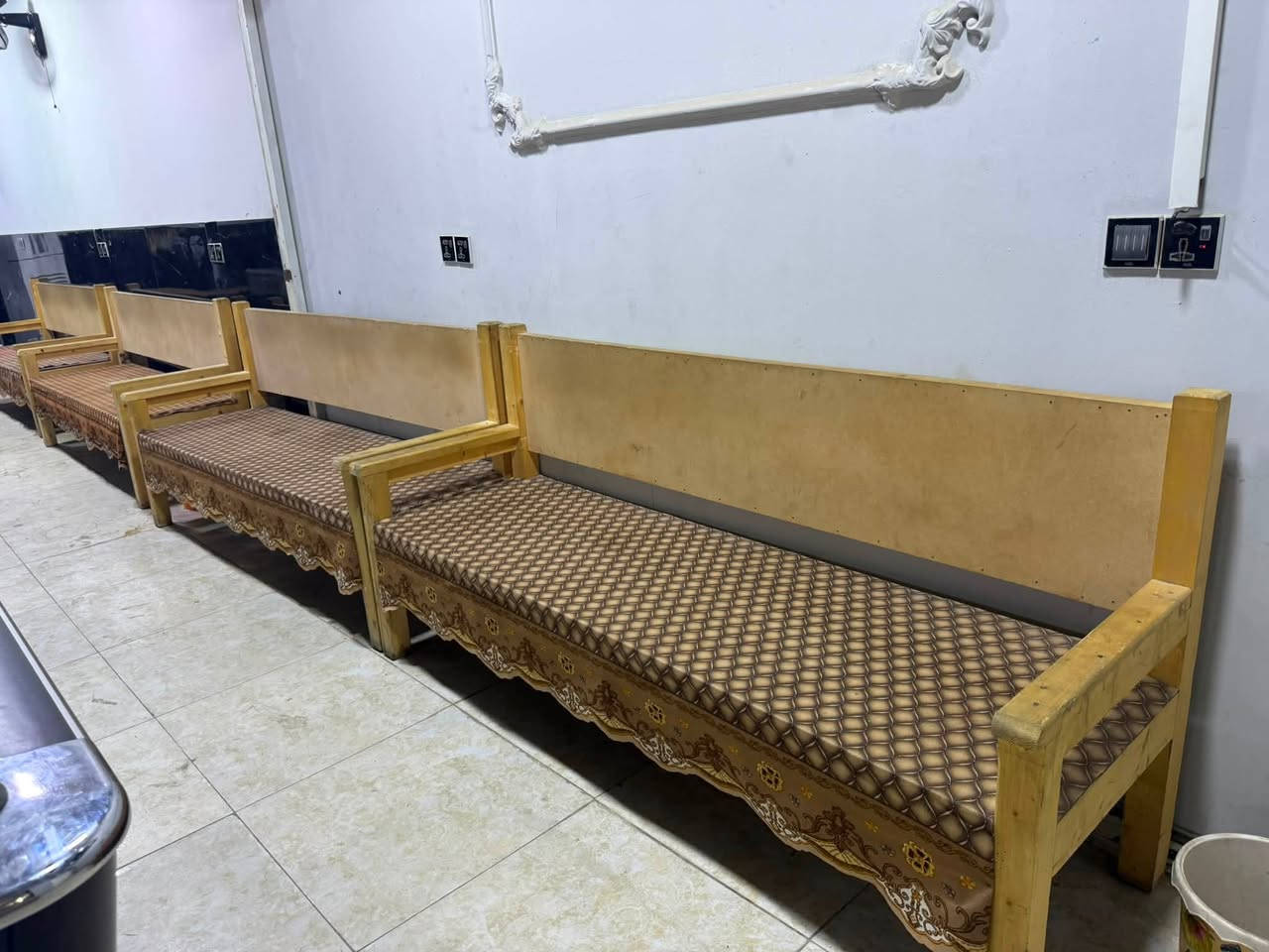 سلام عليكم كرويتات للبيع عدد خمسه سعر وحده ٨٠ا العنوان الديوانيه شارع المطاعم الرقم/***********
