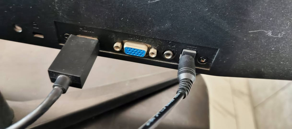 شاشة AOC 27 بوصة 100hz
الشاشة IPS استعمال جدا قليل و نظافة جدا عالية✅

سعرها 140 الف و بيها مجال 
متوفر توصيل جميع المحافظات
رقمي ***********
مكاني بغداد الشعب
