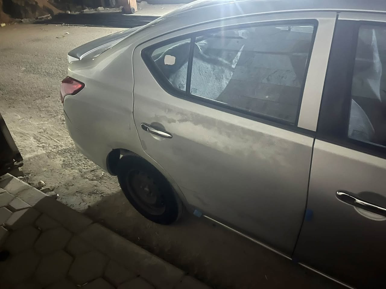السلام عليكم
نيسان صني هندي موديل ٢٠١٩
السياره ما مشتغله تكسي ولاا متعوبه ماشيه ٧٠ الف حقيقي 
كير. ومحرك وتبريد ب الكارتون 
حداديتها حلوه تخم تاير باتري جديد لاايت زنون. عالي ناصي 
غرفتها ب النايلون. السياره. نفسه. جنايها. من ٢٠١٩ لحد الان وكاله بيها وحده 

السياره بيها فغقط باب مبدل ومصبوغ. ودور. الجاملغ. الوره. واضح ب الصور

السعر. ٧٨  ورقه قفل  
التواصل على الرقم / ***********

مكاني نجف
