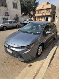 كورلا هايبرد 2022 وارد امريكي للبيع فئة LE  السيارة ماشية 55  محرك 180...