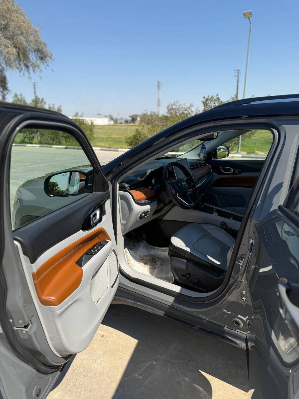 Jeep compass Limited 2022
فول مواصفات للأخير عدا الفتحة  ماشيه 70 الف فقط
• المحرك والأداء: محرك 2.4 لتر 4 سلندر، بقوة 180 حصان، وعزم دوران حوالي
• ناقل الحركة: أوتوماتيك 9 سرعات (دفع رباعي 4x4).
• التصميم الخارجي: سقف أسود بلادي (توين كلاور)، لايت زينون/ليد، ويل كروم.+سمنتي 
• المواصفات الداخلية والتقنية: شاشة كبيرة (10.1 بوصة) تعمل باللمس، نظام آبل كاربلاي/أندرويد أوتو، كشنات جلد (تدفئة/تبريد)، تشغيل عن بعد، بصمة.
• الأمان: رادار أمامي وجانبي، حساسات خلفية، كاميرا، وسائد هوائية متعددة.،+فور ويل يعني دبل اكسل بعد وهوايه مواصفات بيها سياره مكفوله من اي نواقص كله بشرط ضرر كلش خفيف فقط جملغ واحد اماني من جهة سائق  بدون اي ضرر داخلي بدون ارباك بدون تبديل بدون تعديل بدون شخوط  كله بشرط تايرات جديد سنوي هزة جديد
السيارة جديدة بمعنى الكلمة وبالواقع لونها بعد احلى من الصور وجاهزة 100%
 كل التفاصيل مذكورة بالكامل 
مكانها كركوك/رقم اربيل
*********** بي واتساب كركوك, العراق
