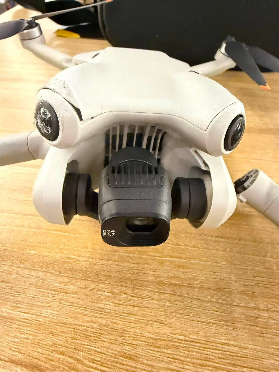 Dji mini 4 pro كومبو بلس 
جويستك Rc2 و 3 بطاريات كامل ملحقاتها ابيع على وضعها بيها ذراع خالع وعدسه الحساس الايسر بيها ضربة قيم واخذ تواصل ***********
