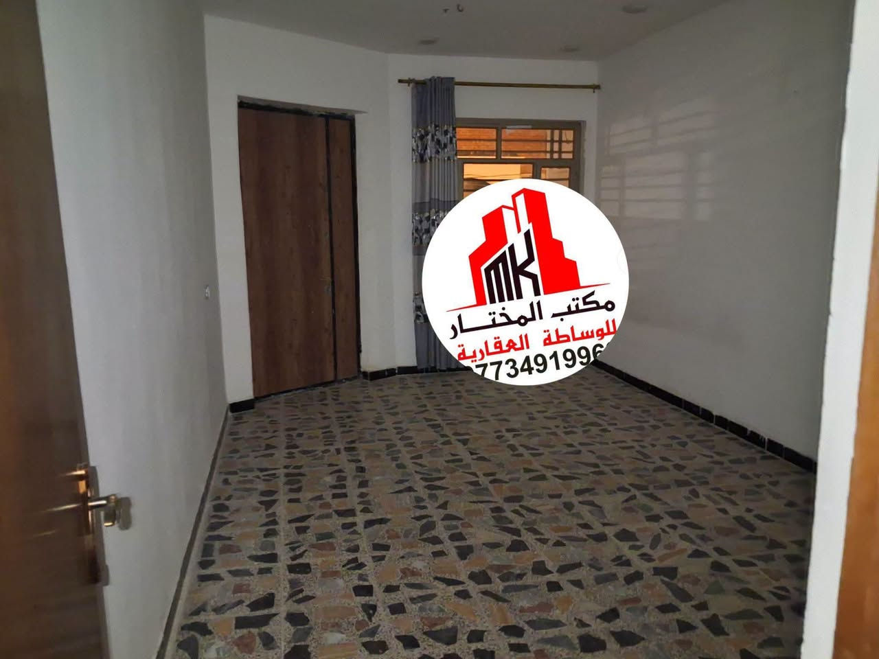 🏠 #للايـــجـٰــآر___في___السيـديـه 🏠
بيت طابق اول ٢٠٠ متر معزول عزل تام #نظيف جدا جدا 
البيت يتكون من مدخلين باب قاصه واجهة حجر 
يحتوي على صاله كبيره ومطبخ و غرفتين كبار  وهول كبير 
وصحيات عدد ٢ وبيتونه وسطح كامل
الموقع مربع الاربعميه مقابل اعداديه الصناعه 
بدل الإيجار ٨٥٠ الف 
📱______________  ☎️ 
للاستفسار #مكتب_المختار_للوساطه_العقاريه
اتصال +واتساب 📞 📱 
***********

نص مكتوب في الصور:
- مكتب المختار للوساطة العقارية 773491996
- MK مكتب المختار للوساطة العقارية 773491996