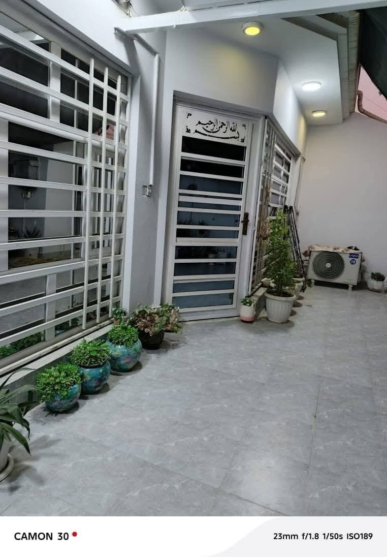 اعلان دار للبيع /​📍

​🏠 دار للبيع | بناء حديث وموقع مميز
​📌 المواصفات العامة:
​المساحة: 210 متر مربع.
​نوع الملكية: طابو صرف (ملك صرف).
​نوع البناء: حديث - طابقين كونكريت مسلح.
​الموقع: حي الفرات - قرب كلية الطب.
​🔹 تفاصيل العقار:
​🔻 الطابق الأول:
​كراج سيارة واسع 🚗
​استقبال كبيرة 🛋️
​صالة + مطبخ (حار / بارد) 🍳
​غرف نوم (عدد 2) 🖏
​مجموعات صحية (داخلية وخارجية) 🚿
​🔻 الطابق الثاني:
​صالة واسعة 🛋️
​غرف نوم (عدد 4 مع سويت صحيات ) 🖏
​🏢 المراجعة والاستفسار:
​🚩 مكتب قصر الباشا للعقارات
(مكتب أحمد الشمري للاستثمار والتطوير العقاري)
​📍 عنوان المكتب: شارع أسواق طيبة - مجاور أسواق دجلة.
​📲 للتواصل والاتصال:
​***********
​***********
💻 أو عبر مراسلة الصفحة مباشرة.
