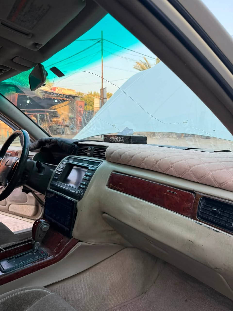 سلام عليكم
ملكة موديل 2001 مدفوع كمرك وضريبة ديفور الجبير ثلاثة دكم فتحة قرار 48 سيارة مثل ما موضحة بالصور السيارة كاملة يرادلها شوية ترتيبات 
مواصفات السيارة 

١-شاشات ثنين 
٢-كشنات كهربائية 
٣-بردة خلفية 
السعر 75 وبيها مجال مكان السيارة النجف للأستفسار اتصل ***********
