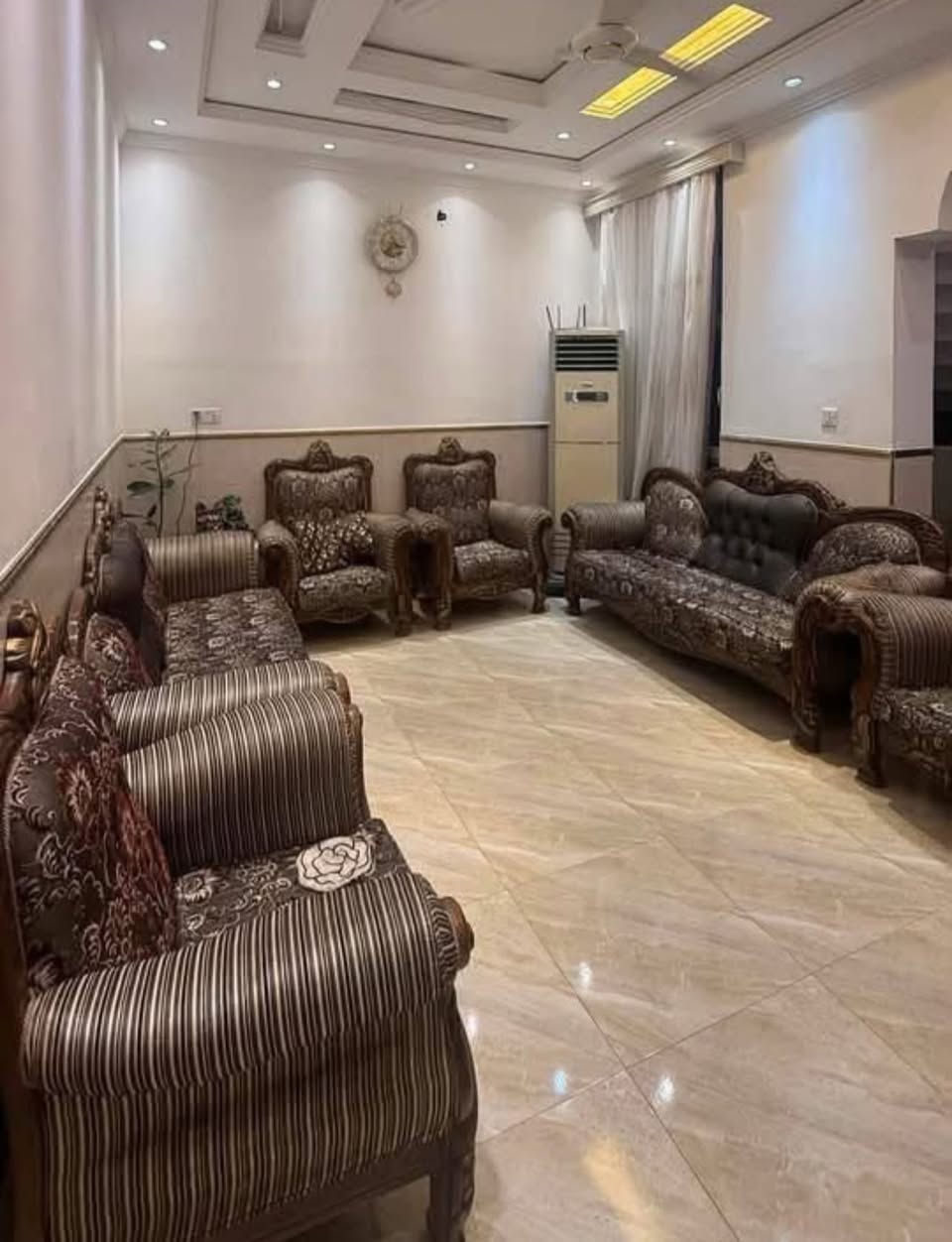 مع الشمس للتسويق العقاري ☀️
اسمٌ يشرق بالثقة في عالم العقار.

📍 الموقع: الفلوجة – الجغيفي الثانية
📌 قرب أسواق البياع من جهة مدخل كريم عفتان 

✨ مواصفات المنزل:

* 🏠 طابقين
* 🛏️4 غرف نوم
* 🛋️ صالة استقبال واسعة
* 🍽️ مطبخ
* 🚿 حمامات
* 🌿 مناور

📐 المساحة: 200 م²
📏 الواجهة:10 م
📏 النزال: 20 م
🛣️ عرض الشارع: 10 م

💧 منطقة مخدومة بالكامل:
✅ ماء
✅ كهرباء
✅ مدارس
✅ منطقة سكنية مكتملة الخدمات

📜 نوع الصنف: طابو زراعي صرف

💰 السعر: 193 مليون دينار عراقي
🤝 السعر قابل للتفاوض

📞 للاستفسار والحجز:
***********

📍 عنوان المكتب:
الفلوجة – الجغيفي الثانية – مجاور خدمات النعيمي

☀️ الشمس للتسويق العقاري
نرافقكم بخبرة وشفافية لاختيار أفضل الفرص العقارية، ونساعدكم في العثور على المنزل الذي يلبي تطلعاتكم.

📲 إذا أعجبك هذا العرض، لا تنسَ الإعجاب بالمنشور ومشاركته ليصل إلى كل من يبحث عن منزل مميز.

#الفلوجة #الأنبار #الرمادي #عقارات #الشمس_للتسويق_العقاري #بيع_منازل #استثمار_عقاري #الجغيفي_الثانية
