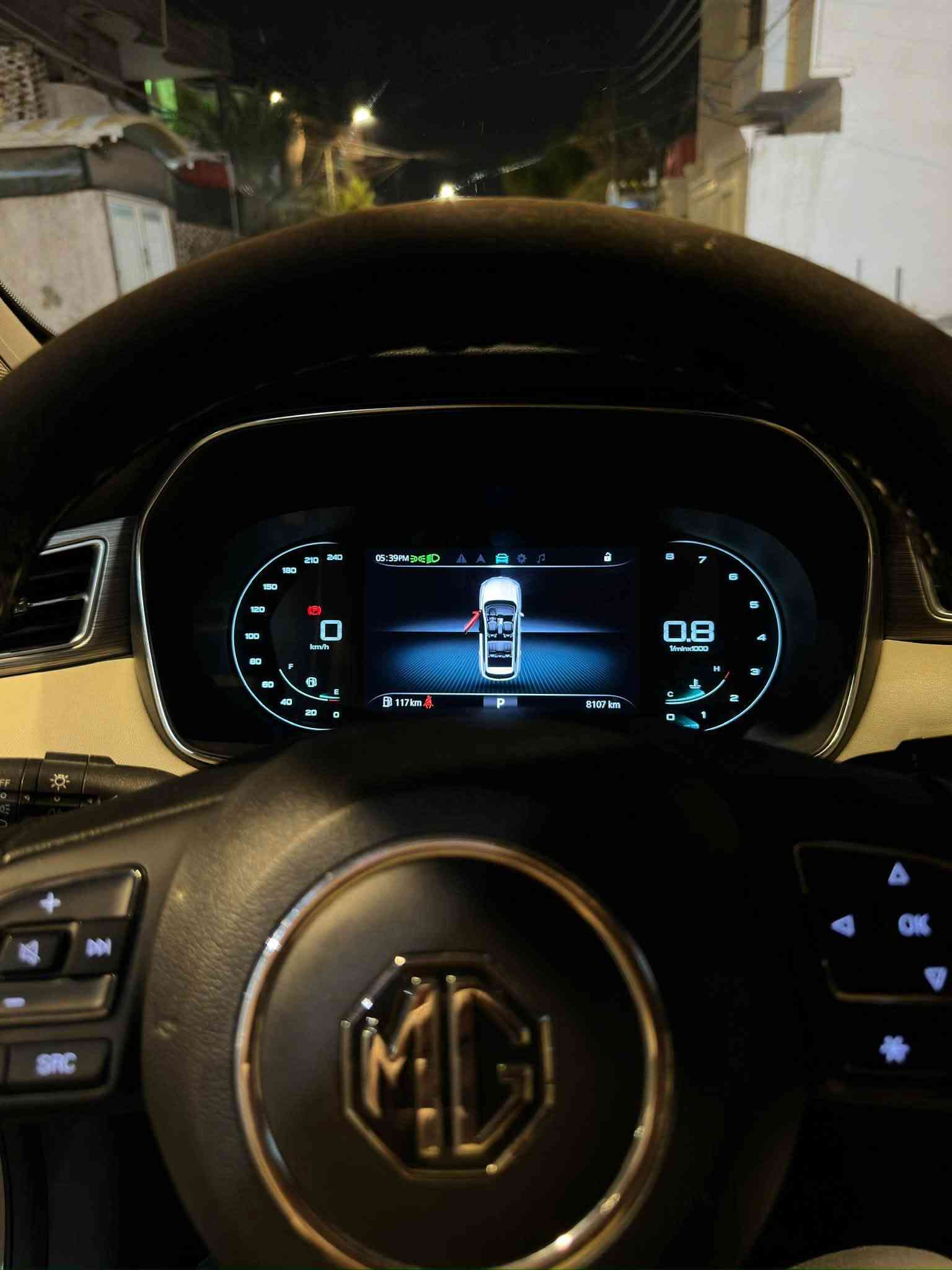 للبيع MG RX5 موديل 2023
• الموديل: 2023
• اللون: أبيض
• الفئة: SUV (كروس أوفر مدمجة - 5 مقاعد)
• المحرك: 1.5L تيربو (4 سلندر / 171 حصان)
• كير: أوتوماتيك دبل كلتش (DCT) من 7 سرعات
التجهيزات والمواصفات:
• الإضاءة: مصابيح LED أمامي وخلفي كامل + إضاءة نهارية LED (DRL)
• المقاعد: مقاعد جلد بتصميم رياضي (تحكم كهربائي لمقعد السائق)
• التحكم والدخول: دخول ذكي بدون مفتاح (بصمة أبواب) + تشغيل بصمة
• الزجاج والنوافذ: زجاج كهربائي بالكامل مع خاصية الفتح/الإغلاق بلمسة واحدة
• الأمان والسلامة:
 وسائد هوائية (أكياس هوائية)
 نظام فرامل ABS + نظام الثبات الإلكتروني (ESP)
 سنترلوك (قفل مركزي تلقائي مع الحركة)
• الراحة والمقصورة:
 فتحات تكييف خلفية + منافذ شحن USB
 شاشة لمس مع دعم Apple CarPlay / Android Auto
• المسافة المقطوعة (8200)
• حالة السيارة: [سليمة / مكفولة من الصبغ والحوادث]
• المكان: البصرة
• السعر: [ 23 مليون ]
• للتواصل والاستفسار: [***********]
