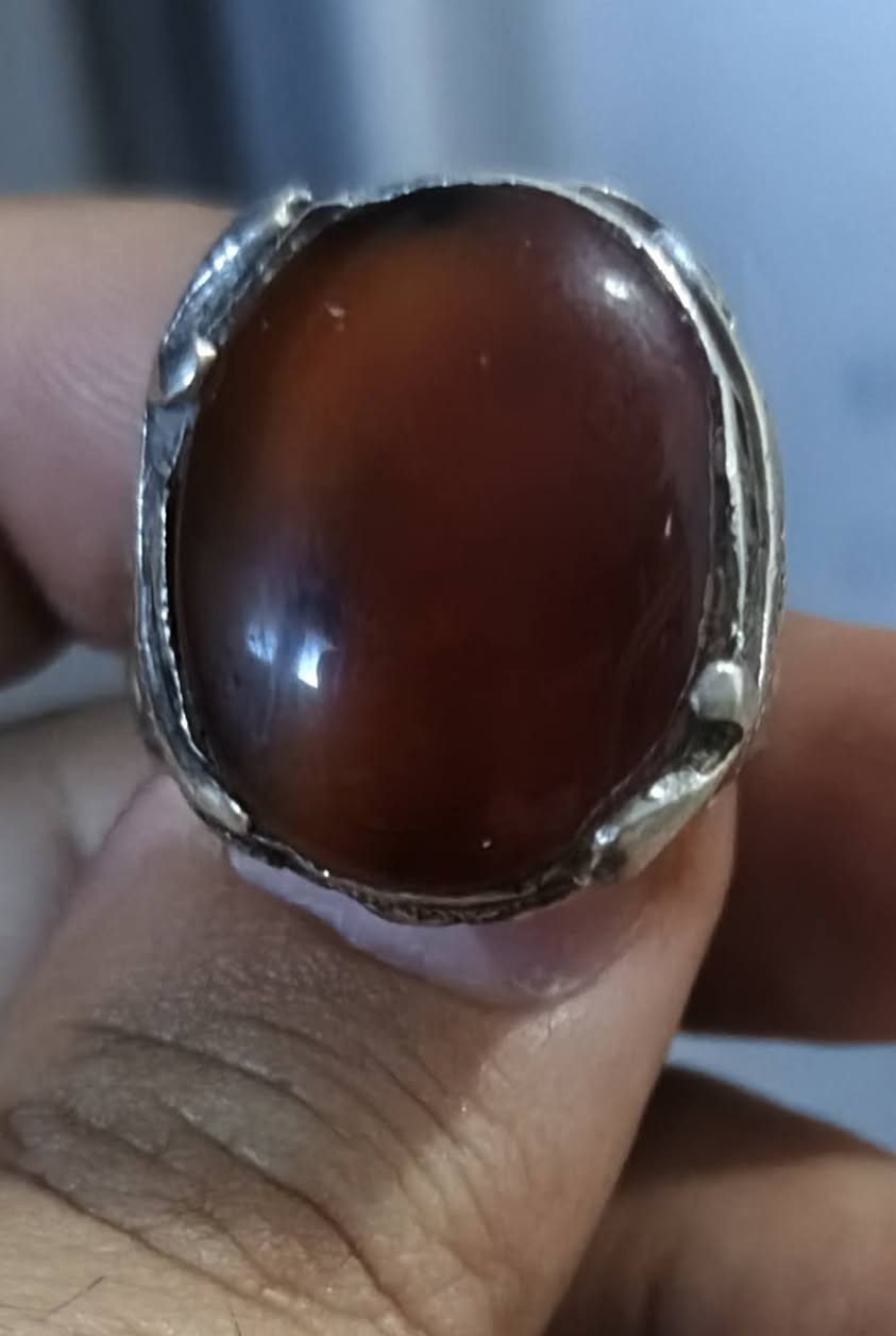 عندي هذا محبس فضه متوج بحجر عقيق يماني مصور شغل عراقي.. السعر ٤٥ ألف
العنوان / خمسة كيلو / جامع الشهداء / فرع أسواق الاصدقاء 
الرقم... *********** أبو مصطفى
