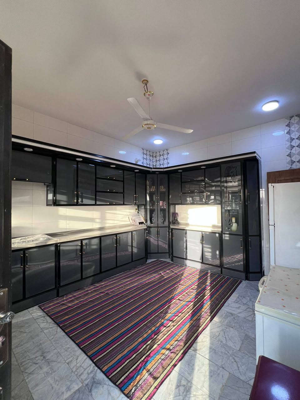 سلام عليكم بيوت لبيع بداخل دونم 2500 متر عل طريق العلويه شريفه بنت الحسن ع من جه ساده ابو خطه طابوا زراعي سند 25 كافه الخدمات متواجده فيه وايضا محلات ينشأ عليه عل شارع عام للستفسار اتصال عل رقم *********** و*********** السعر خاص
داخل بيوت ارضيه مرمر وسرايمك هندي درجه الأولى
