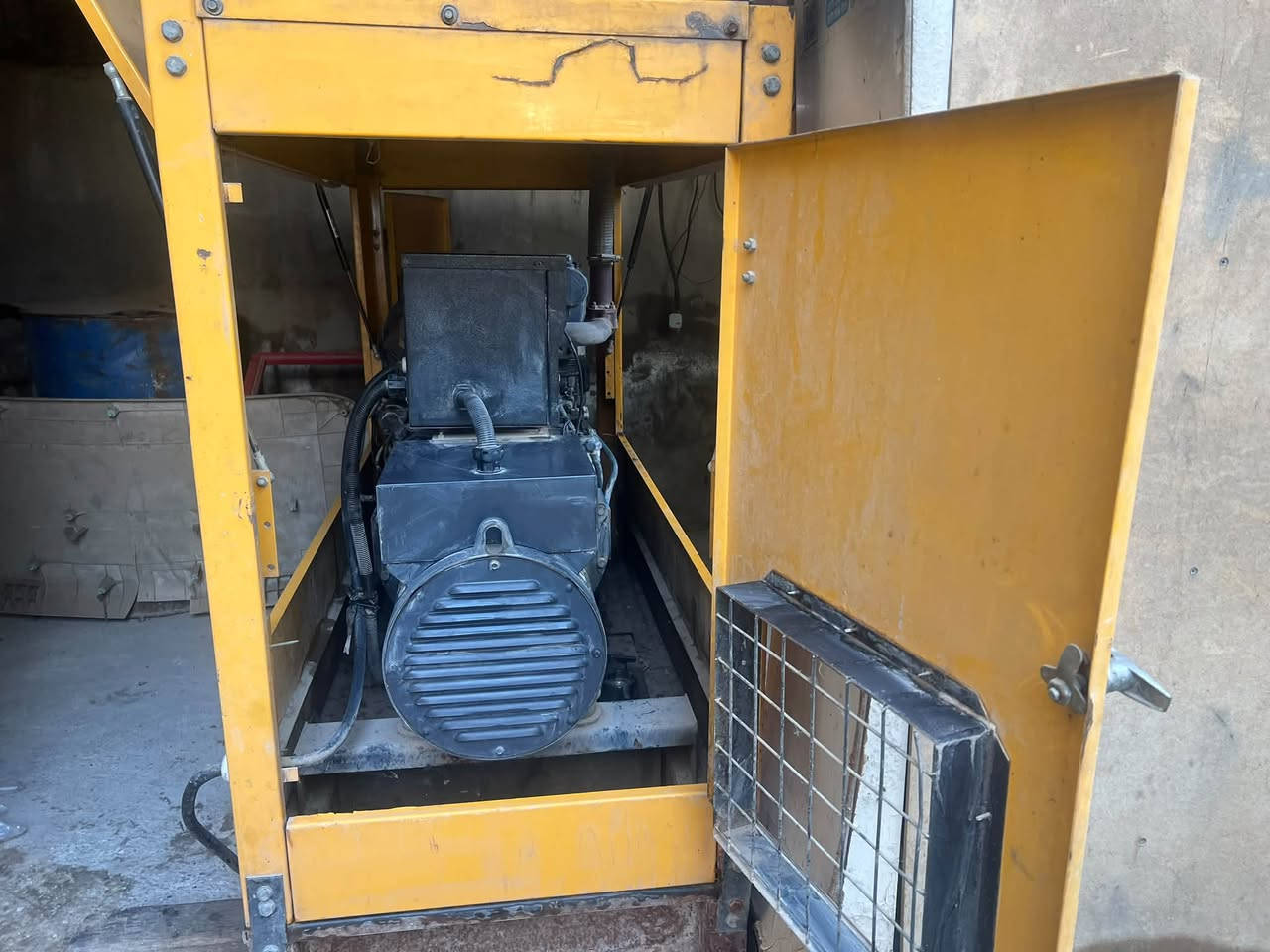 مولد للبيع
مولدة ديزل للبيع - بحالة ممتازة
 القدرة: 25 kVA (3 فاز / Phase 3)  
 ماركة المولد (Alternator): Mecc Alte إيطالي (موديل ECO28-VL/4)  
 المحرك: ديزل (تبريد هواء / Air Cooled) بدون ماء
 ساعات العمل (عداد التشغيل): 4303 ساعة عمل فقط  
 لوحة التحكم: مجهزة بعدادات قراءة (الفولتية، الأمبيرية، والهرتز) مع نظام حماية المحرك مفاتيح تحكم  
 الملحقات: كابينة صداح / كاتم صوت أصلي من شركة apm Generators (موديل AGC 25)  
 المكان: ديالى - بعقوبة
 للتواصل والاستفسار
 ***********
