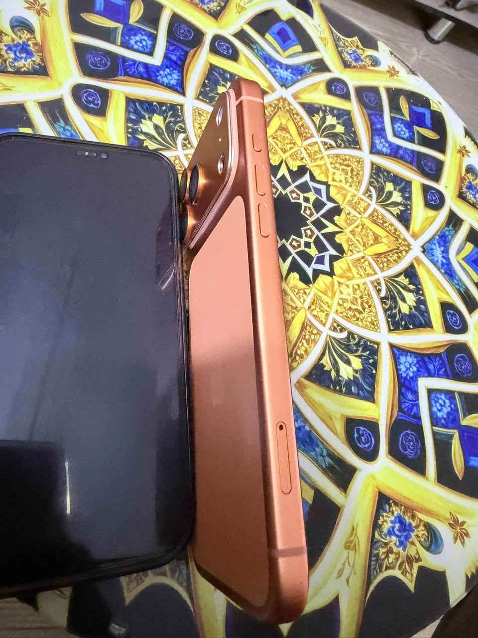 جديد وطك كارتون بطاريته ١٠٠ عدد دورات شحن 9 ذاكره ٢٥٦ سعر 1800 وبي مجال
مكان بغداد البلديات تقاطع الكهرباء 
ماستر للاستفسار اتصل ع ***********
