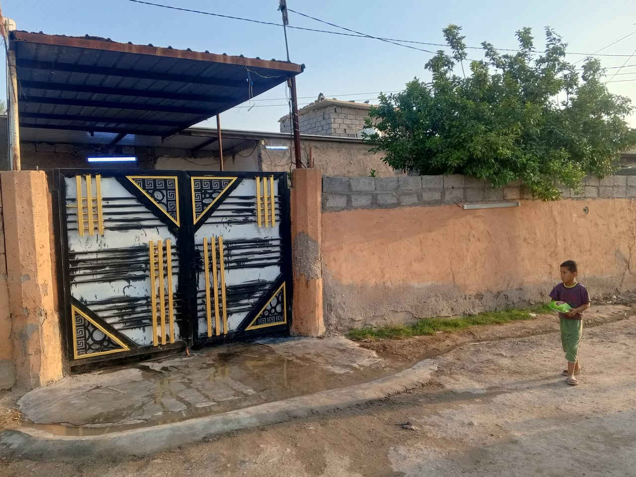 سلام عليكم يوجد دار سكن للبيع المساحه 300متر الموقع حي رشيد قرب مولد للستفسار ***********
