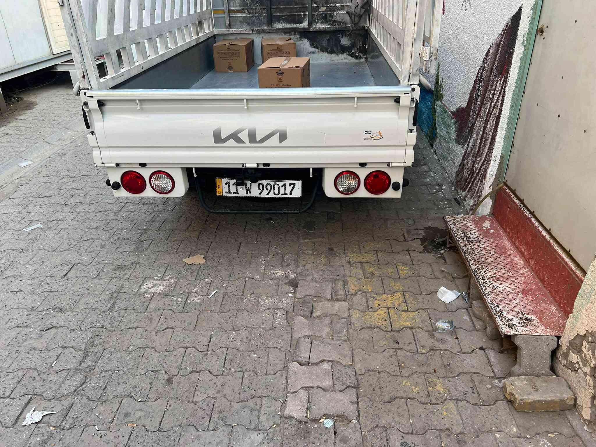 سلام عليكم 
للبيع فقط كيا بنكو نثيه 2700 مديل 2025 لسياره جديده بعده بحاله لوكاله وجاهزه مابيه ايي نقص ومكفوله كفاله عامه ما عده رصعه فوك الايت رقمه بغداد لجديد الانكليزي وتحويل ثاني يوم 
مكانه بغداد لكراده داخل 
لسعر 165
للتواصل ‭***********‬
