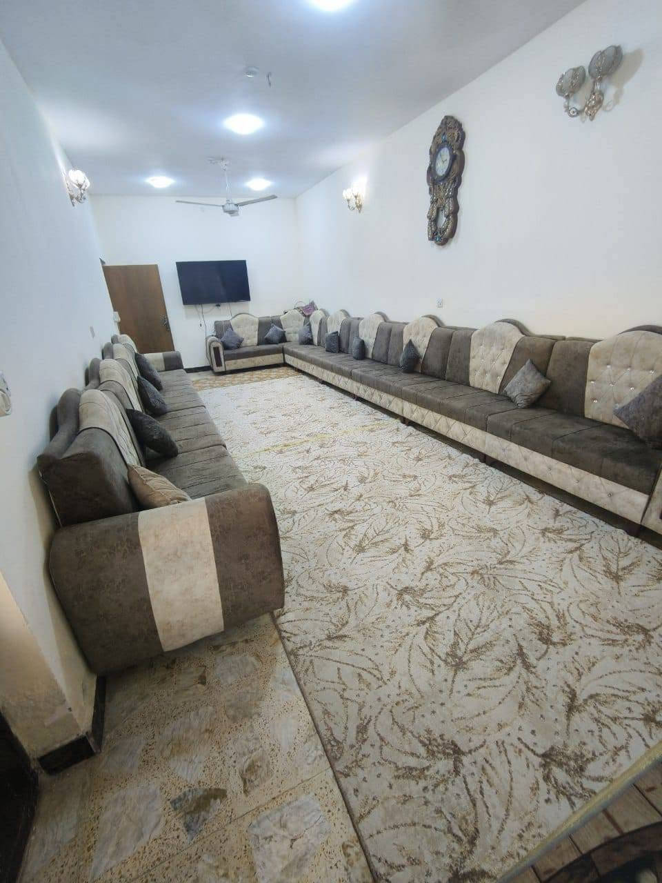 بيت للايجار 
المساحة ٢٢٠ متر
٦ غرف نوم
ايجاره ٦٥٠ الف
الوليد شارعين سيد هاشم اول فرع على اليمين
للاتصال: ***********
