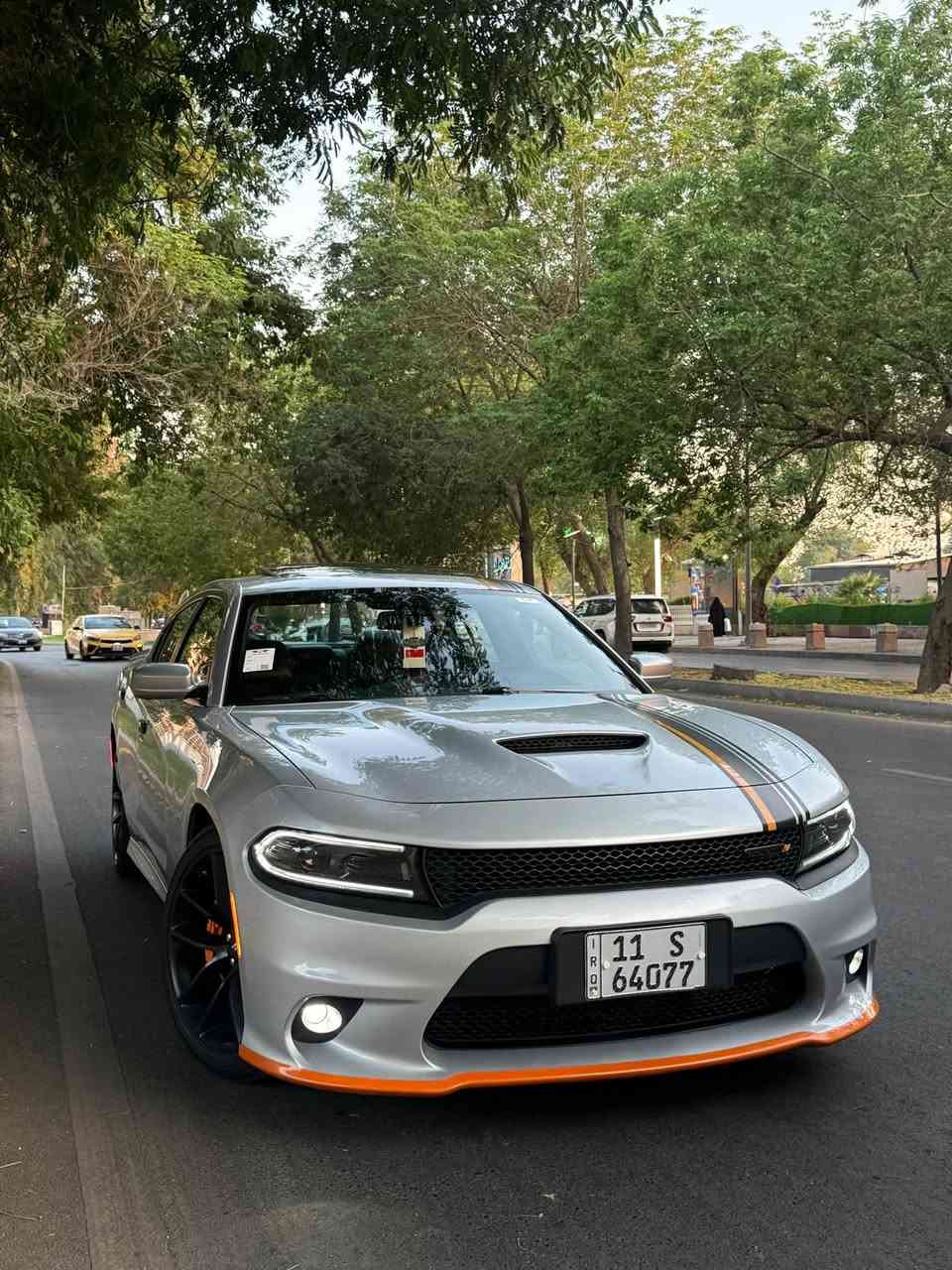 جارجر اورنج ادشن🧡
الموديل :2022. (خليجي) 

العداد : 19 mi   (اخت زيرو) 

(سياره وكاله هارلم ام ضمان 📍)

المحرك : V6 . 3.6L  سياره علا ايدي زيرو 

الضمان : 3 سنوات او 60 الف كيلو متر 

مرقم بغداد كامل بسمي تحويل ثاني يوم 

(السياره مكفوله كفاله عامه ) 

سياره جديده بعده اخت زيرو بمعنى الكلمه 

المواصفات 

 فول الفول 1/1 

المواصفات :

ردار جانبي 

* الواجهة الأمامية SRT. 

* فتحة سقف

* رادار مع مانع تصادم . 

* نقطة عمياء . 

* حساسات امامية . 

* مصابيح امامية زنون مع LED . 

* ويل قياس 20 أنج . 

* حساسات خلفية . 

* شاشه كبيرة مع نظام ملاحة نفكيشن GPS .

* سستم صوت الپاين مع سماعات الباين

* مقصورة الركاب من الجلد الفاخر .  

* مقاعد أمامية كهربائية عدد 2 . 

* ذاكرة لحفظ وضعيات الجلوس (ميموري) . 

* مقاعد أمامية تبريد وتدفئة . 

* مقاعد خلفية تدفئة . 

* تشغيل عن بعد . 

* ستيرن كهربائي . 

* تدفئة ستيرن . 

* محدد سرعة . 

* تلفون بلوتوث . 

* كاميرا خلفية .

* مرايا متحسسة للاضاءة العالية .

* كير شفتر بالستيرن . 

* دخول ذكي (بصمة) .

رقمي *********** 

(مكاني بغداد ) كرادة 

السعر مناسب 🤍
