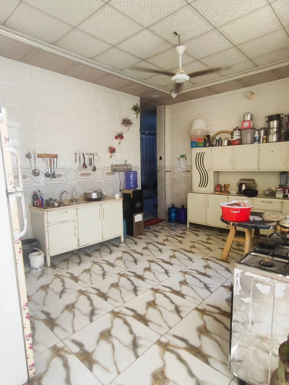 🏡 فرصة للبيع من صاحب البيت مباشرة — بدون دلال!
إذا تبحث عن بيت مناسب وبموقع ممتاز، هاي فرصتكم 👌🏻✨
البيت طابو زراعي قرار 25
📍 الموقع: مقابيل ملحق قرية الغدير عمود 321
📐 المساحة: 220 متر 
🏠 تفاصيل البيت: خدمات فول تبليط عرض الشارع 11 متر ومولدة سحب خطين ومدارس واسواقات يبعد عن شارع الصب 50متر بدايه شارع والبيت يحتوي على غرفتين 2 كبار وحمامات عدد 2 داخل وخارج وصاله كبيره واستقبال وكليدور  ومناور عدد 2 داخل وخارج ومخزن 
💰 السعر: 115 وقابل للتفاوض 
⭐ ملاحظة مهمة: البيع مباشرة من صاحب البيت وليس عن طريق دلال، يعني ماكو عمولة دلال على المشتري.
📞 للاستفسار والتفاصيل والتواصل مع صاحب البيت:(***********)
الرجاء التواصل للجادين فقط، والبيت متاح للمعاينة. 🌷
