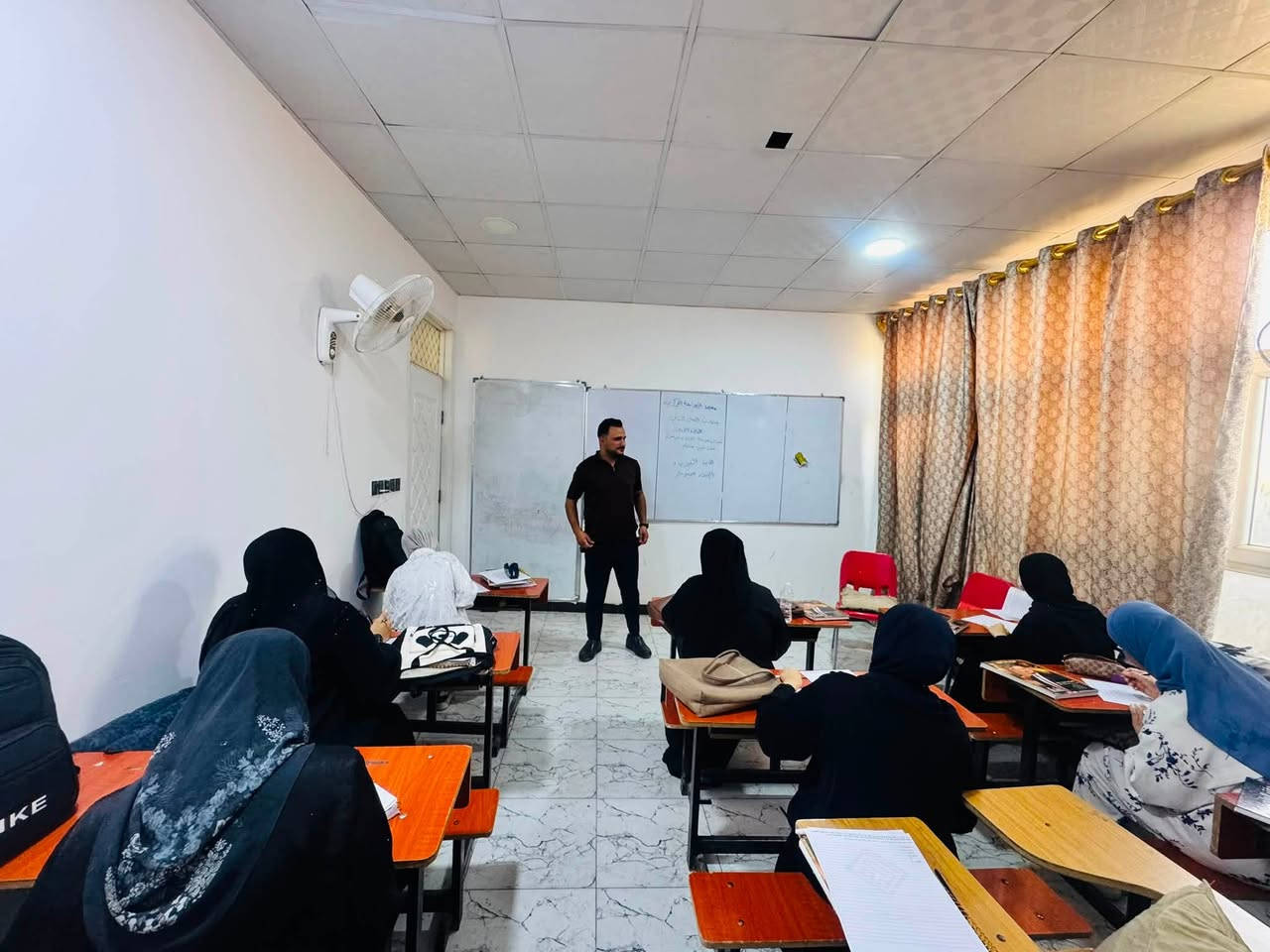 ⚡📚 معهد الجامعة المركزي 📚⚡

استمرار الامتحانات اليومية لطالبات السادس العلمي في مادة الفيزياء – الفصل الثاني الدائرة الأولى 🔋✨

📖 موضوع الامتحان:
ساق موصلة تتحرك داخل مجال مغناطيسي منتظم 🧲⚡

بإشراف الأستاذ المتميز
👨‍🏫 أحمد مطر
مدرس إعدادية قتيبة الأولى للبنين

🎯 الامتحانات اليومية… متابعة مستمرة، تثبيت للمعلومات، واستعداد أقوى للامتحان الوزاري 💪📈

🌟 في معهد الجامعة المركزي… نتابع خطوات طلبتنا لنصنع النجاح. 🌟
مع وجود فرصة للتسجيل حاليا 
العنوان ديوانية حي الجامعة نهاية 
***********-***********
