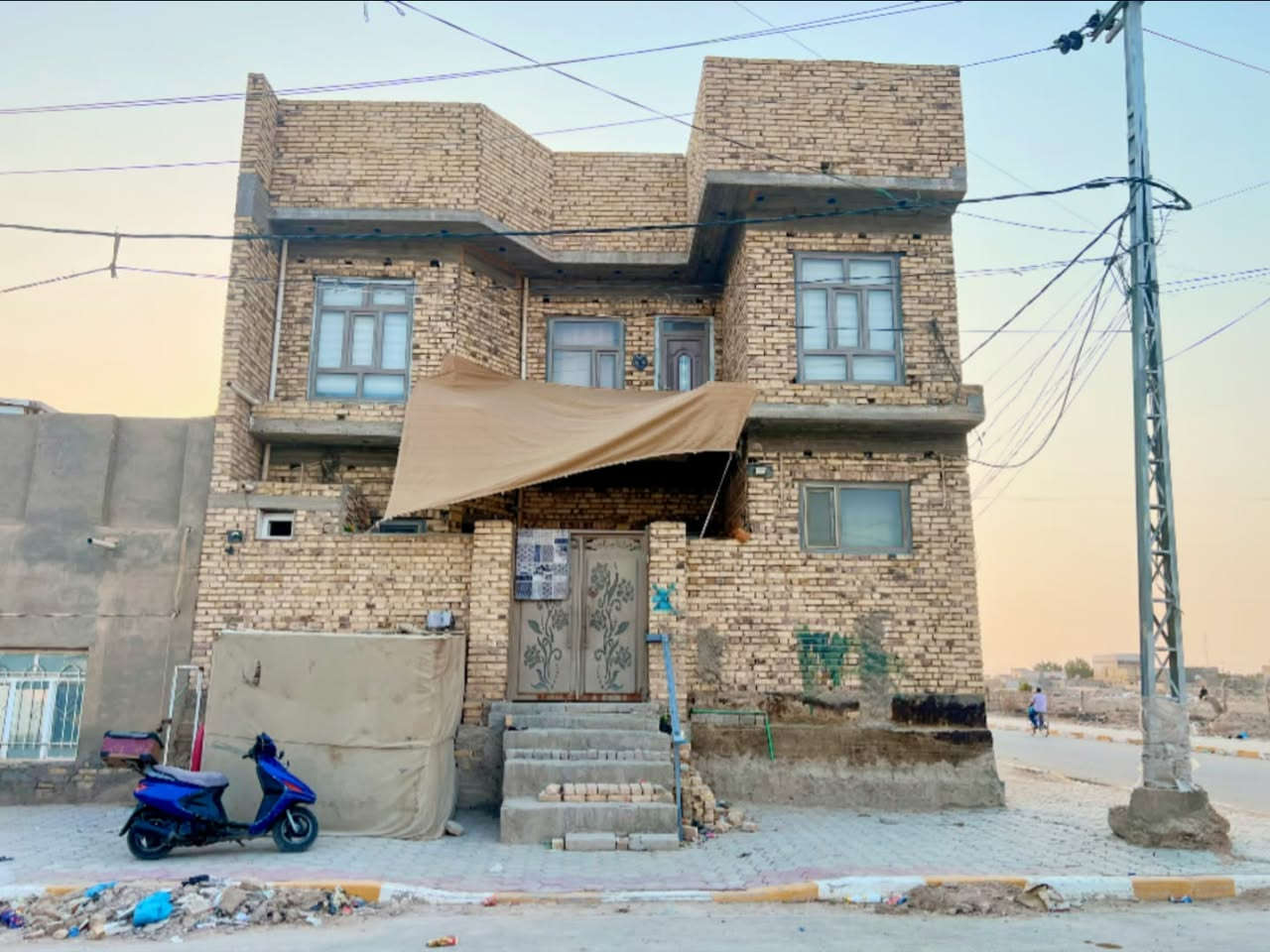 دار سكن للبيع مطلوب لصندوق الإسكان 40 مليون 
▪️الموقع حي الصدر الاول نهاية شارع جامع الجوادين 
▪️المساحة 100 متر 10 ❌10 ركن 
▪️مسلح 3 طابق
▪️استقبال ومطبخ وصاله وحمام وغرفة نوم 
▪️الثاني 3 نوم وصحيات وصالة 
▪️الثالث غرفة نوم 
بناء حديث للاستفسار الاتصال على الارقام التالية 
***********
***********
