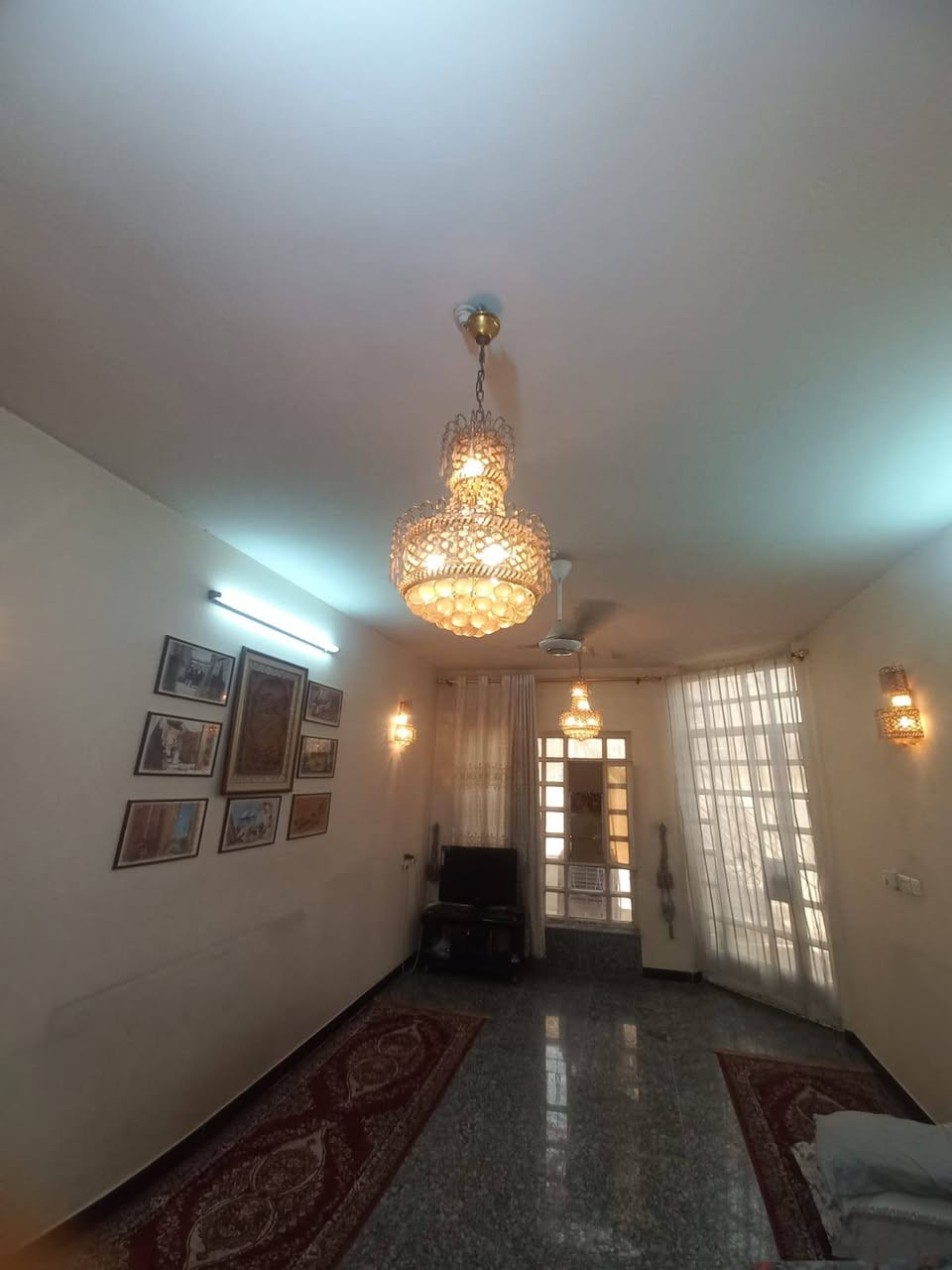 السلام عليكم
ثريات عدد 2
 مع 4 براكيت حائط 
وصور جداريه 
السعر كامل 250 الف 
للاستفسار التواصل على هذا الرقم 
***********
