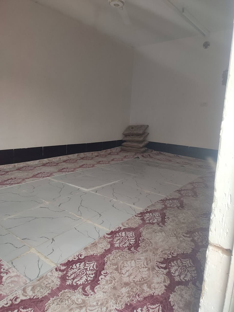 سلام عليكم عندي بيت للبيع بحي الشرطة الشارع الاول مساحه 260 ويرهم مراوس تصال على الرقم ***********
