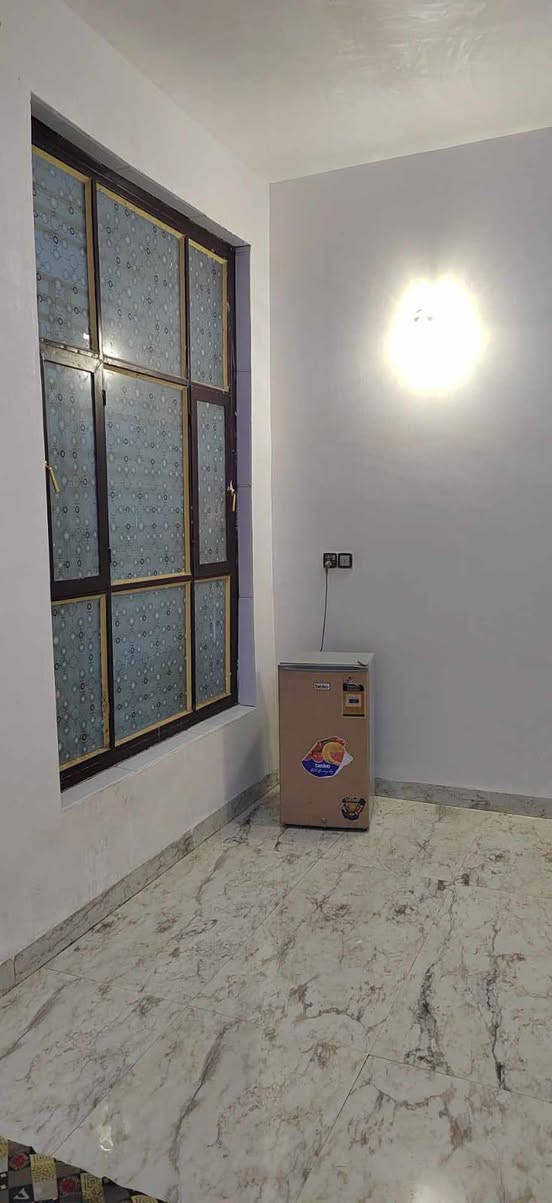 بيت ١٢٥متر طابقين بلقاطع موقع حلو جدا شارع تبليط عرضه ١٥متر جيران ناس اخلاق جدا جدا ونعم الجيران .
طابق الاول كامل مكمل اما الطا بق الثاني واصل للصقف ومتوقفين مسقفين صاله سندويش حته نقفل صاله الفوك من تراب والامطار .
البيت متكون من الطابق الاول غرفه وصاله ومطبخ حار وبارد ومنور وبراني ومجمع صحي اما الطابق الثاني ٣ غرف ومجمع صحي وصاله .
بناء درجه اولى كله سمنت جسر ورمل مختبر الارضيه بورسلاين هندي متر و٢٠ب٦٠ والصاله والمجمع مال مطبخ للصقف سيراميك أيضا هندي اما شبابيك والبيبنان تسكام درجه اولى وليس بيعي .
سعر 120ومطلوب اسكان 40ينزلن من سعره يعني بليد 80 والاسكان عليك
بيت ١٢٥متر طابقين بلقاطع موقع حلو جدا شارع تبليط عرضه ١٥متر جيران ناس اخلاق جدا جدا ونعم الجيران .
‏‪***********‬‏
