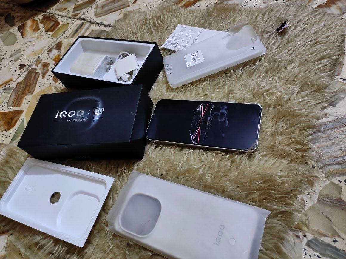 سلام عليكم اخوان جهاز IQoo 15 نسخه bmw مكفول كفاله عامه مع كامل ملحقاته مع كفر ولاسق اضافي ذاكره 256-12+12 معروف مواصفاته بطاريه 7000 معالج 8اليت جيل الخامس احدث معالج لهذا العام مع كامرات احترافيه بوضاع متعدده شاشه سامسونك m14 2k بتحديث 144 وهواي مواصفات تكدر تبحث عنه للمراوس فقط فقط تقديرا لسعره حاليا بحدود 850 الف  مكاني بغداد مدينه الصدر توصيل ماعندي للاستفسار اخاص او وات ساب ***********
