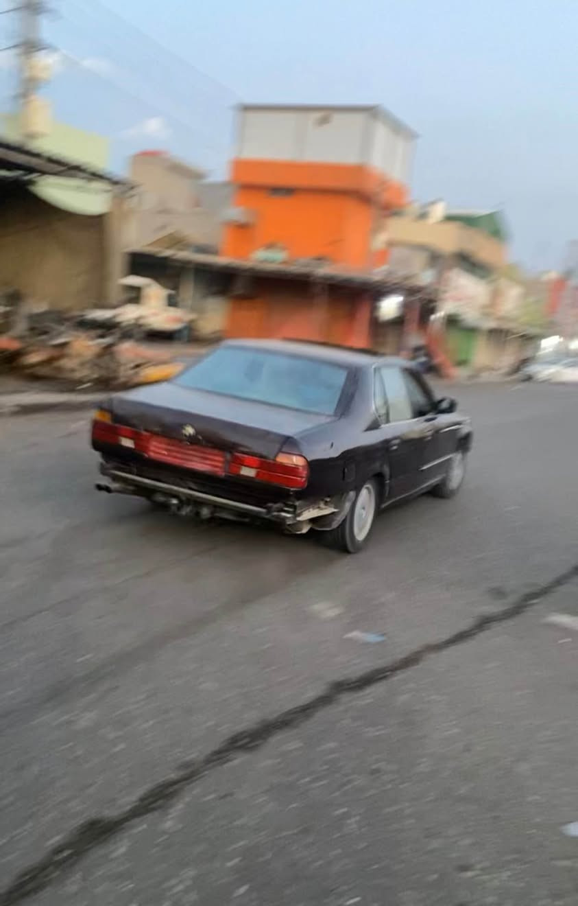 BMW series 7 ( 744Li ) 
مۆدێل : 1993 
گێڕ : تۆماتیک و عادی 
گێڕ مەکینە تەقەو ڕەقە بەشەرت 
دابڵ ، دیسک ، شلەمەنی مەزبووتە 
ناو زەردر و  کوشن بەرخە
فول فولە بەس تەلەفۆن و سەلاجە نییە  
چوار جام کارەبا و سڵاید 
هەیکەلی لارجە و دەبڵ جام 
پێش پان ، زینۆن نوێی بۆ دانراوە 
شوتەی سپۆڕت ، پانکە کارەبایی 
ساڵۆنسای سپۆڕت و ستۆکە بەرمەجەی نەدیوە 
سەماعە ، Aux , Carply 
بێ دەعم و لێدراو 
عامە لەسەر ساغی
مەکینەی 44 لۆک لۆکە 
لەڕوی قووەتەوە باسی مەکە 
وەک و مەسرف ( کۆمپرێسەر / دەعامی دواوە )
سەنەوی لەگەڵە بەشەرتی ماڵی 
مەدەنی و بێ کێشە و بێ سەر ئێشە 
لە ڕودا زۆر جوانە وەک لە ڕەسمەکە 
بۆ زانیاری زیاتر لە خوارەوە ژمارەی خاوەنی دا ئەنێم و پەیوەندی پێوە بکەن ماڵی دۆستە 
ڕەحمەتت لێبێ موشتەری نیت 
سەری خۆم و خۆشت مەئێشێنە و ڕێزم هەیە 

44$ گەڵاو مەجالێکی برایانە 
*********** السليمانية, العراق

نص مكتوب في الصور:
- 744 Li