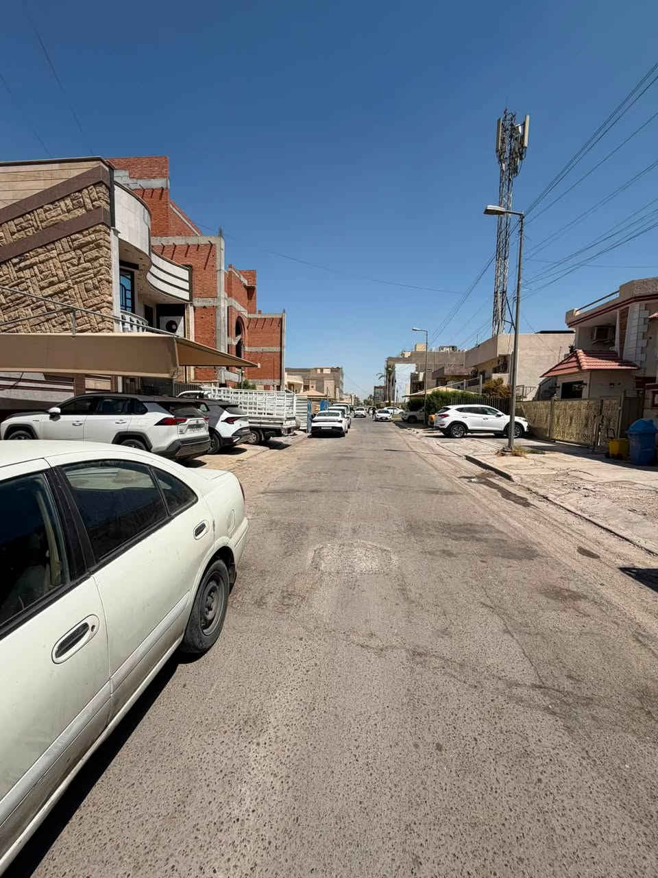 للبيع قطعة ارض في منطقة زيونة
خدمي شارع الربيعي
ثاني فرع من مصرف الرافدين 
المساحة 648
نزال 36
واجهة 18
للبيع كاملة أو نصفين 
هاتف
***********
***********
