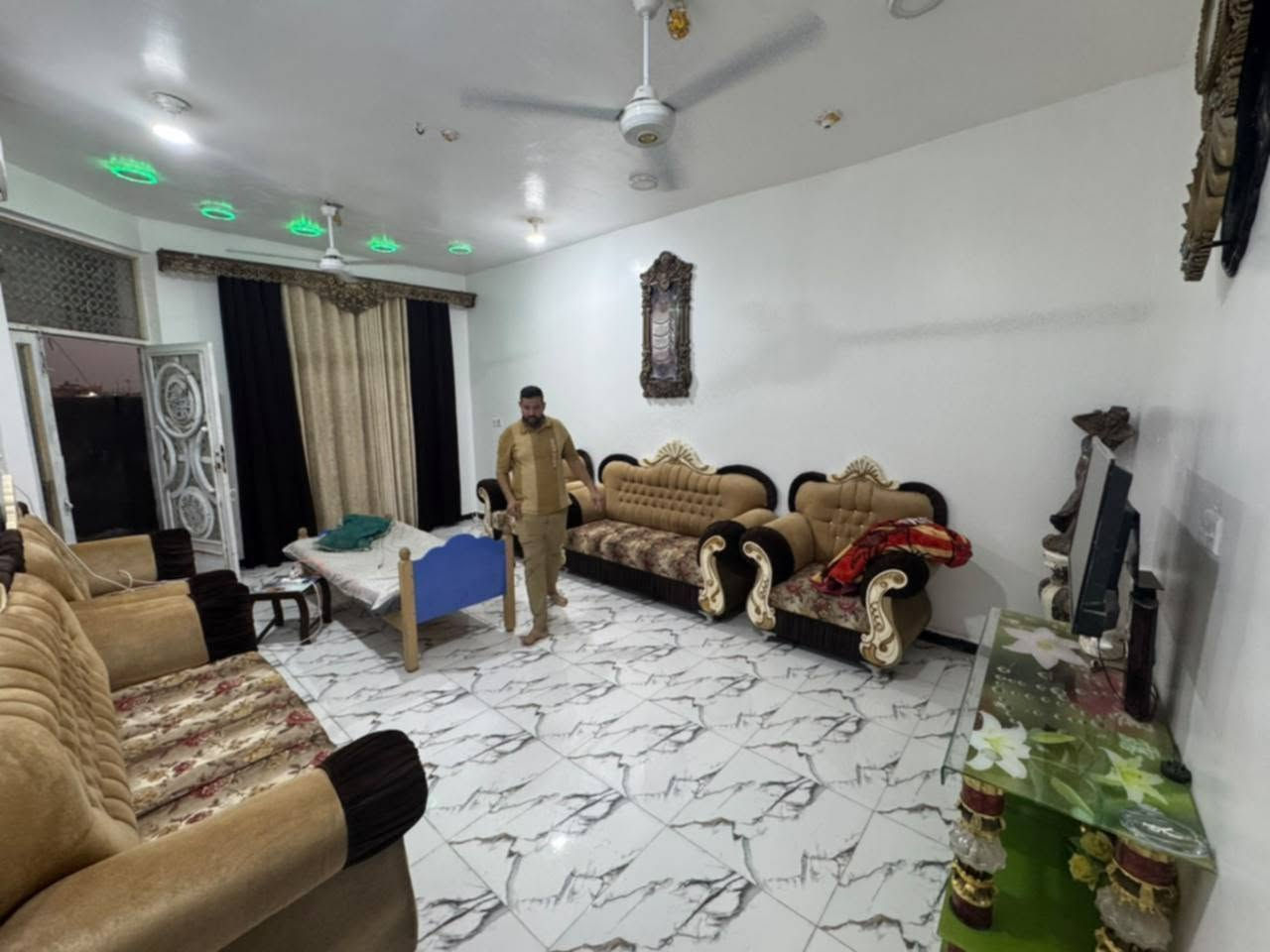 عندي بيت مصفر في حي الجهاد السفحه الأولى البيع مع الاثاثبيت مساحة ٢٠٠ الوجه ١٠ ع شارع تبليط ومجاري وجه ع ساحه البيت يتكون من غرفتين وصاله ومطبخ واستقبال ينباع مع الاثاث شلع معاملته ماصاعده التقيم ***********
