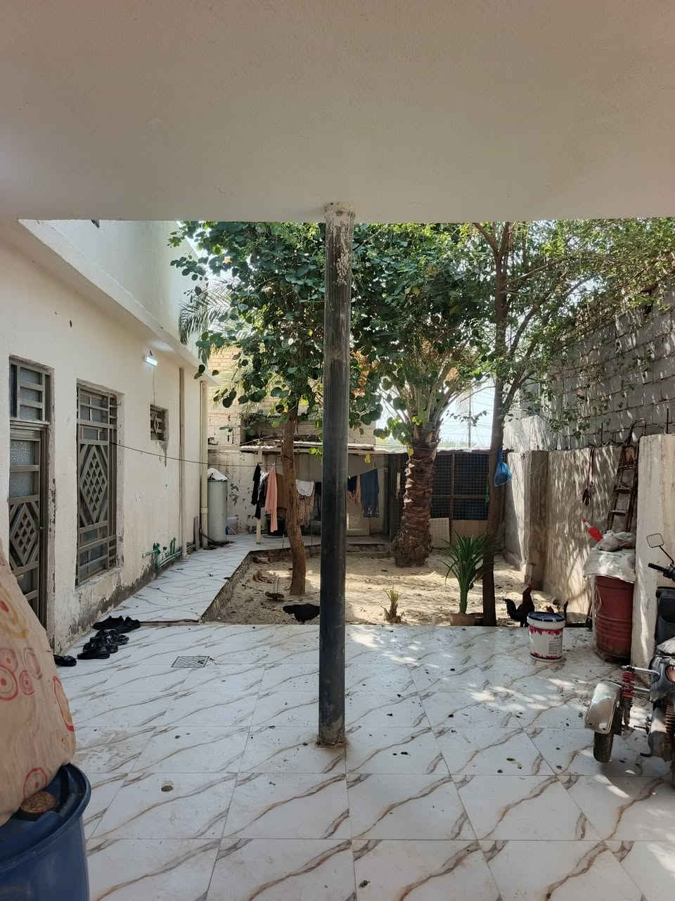 مستعجل مستعجل بيت للبيع مساحة 200م 3طوابق يحتوي ع 5غرف نوم صحيات عدد 3 مطبخ استقبال وحديقة خارجية مكانه الحر الصغير حي الهادي خدمات. ماء كهرباء تبليط الاستفسار *********** 
سعر 110
