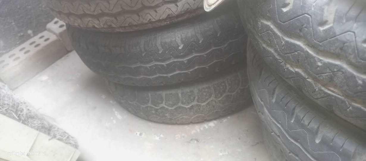 السلام عليكم ٦ تايرات هن و ويالتهن بيهن ٤ نظيفات جدد استخدامهن بسيط و ٦ وياله جدد مال كيا نثيا الحجم ١٢ ونص عنواني بغداد اللطيفية على الشارع العام حلة بغداد  والسعر ٢٥٠ الف وبيه مجال بسيط رقم الهاتف ***********
