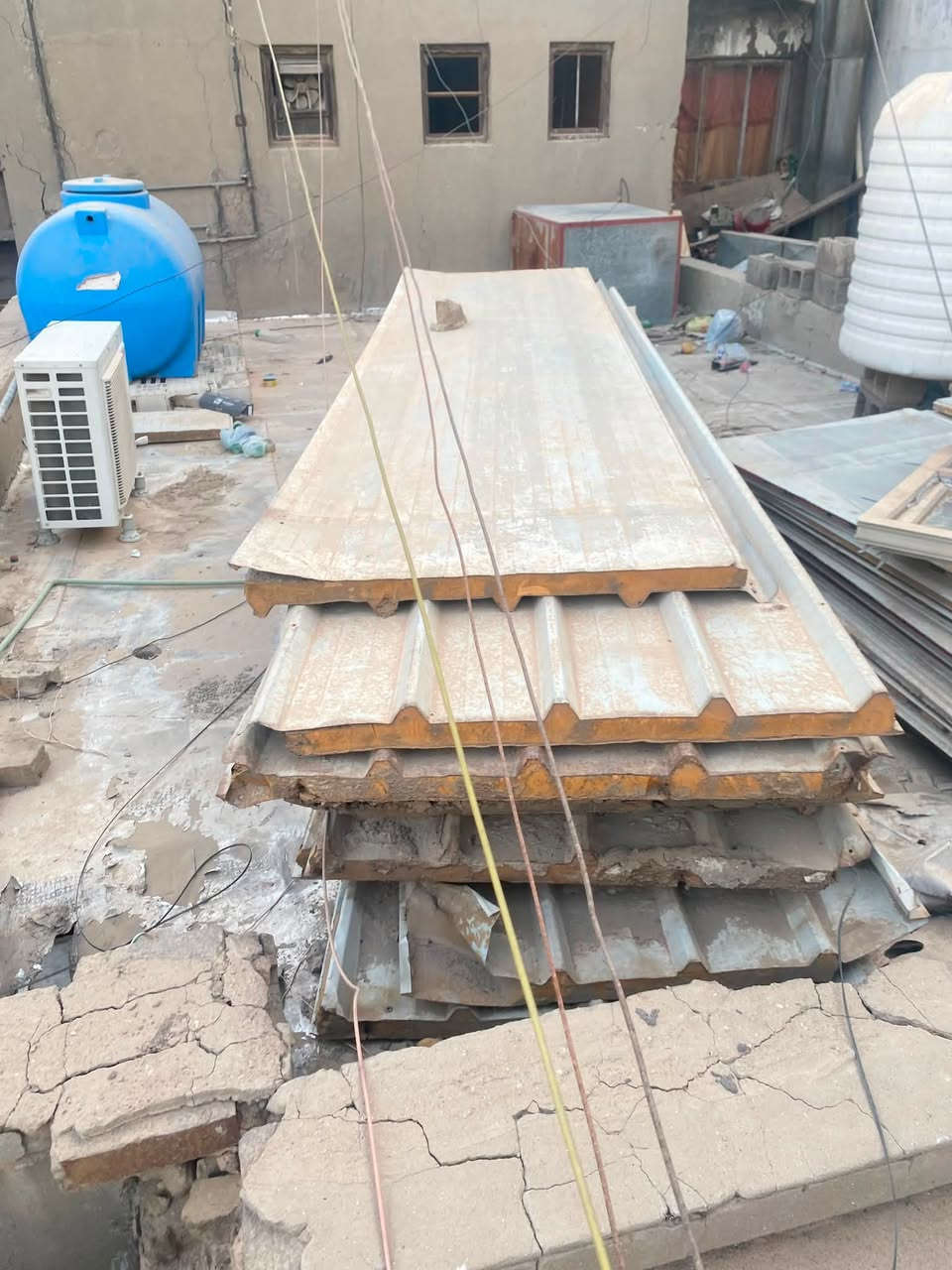 شلع قلع فقط الي بالصور ب 450الف وبيهن مجال حك جيتك عنوان بغداد كراده ***********
