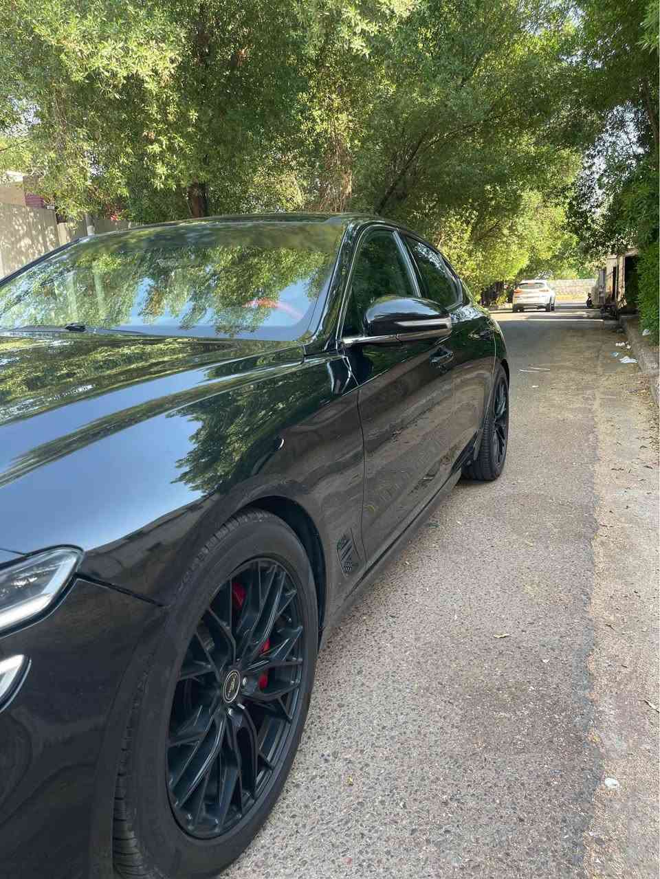 السلام عليكم 
‏بيع مستعجل أرخص جنسيز بالسوق

للبيع  او مراوسGenesis G70 سبورت برستيج 
— محرك 3.3T  
حادث جاملغ وبنيد صور الحادث و السونار خاص 
رقم اربيل تحويل او  وكالة 
🔹 الموديل: 2022 
🔹 الفئة: Sport Prestige (أعلى فئة)
🔹 المحرك: 3.3L V6 Twin Turbo
🔹 القوة: حوالي 370 حصان 🔥
🔹 الگير: أوتوماتيك 8 سرعات
🔹 نظام الدفع: (خلفي المرغوب 2wd)
🔹 الممشى: 52,000 ميل 
🔥 المواصفات الكاملة:
⚙️ الأداء:
وضعيات قيادة متعددة (Sport / Comfort / Eco/sport+)
شفتات ستيرن (Paddle Shifters)
نظام تعليق رياضي مريح وثابت
نظام اكزوز رياضي صوت متغير عند تبديل وضعيات القياده
🛋️ الداخلية والفخامة:
مقاعد جلد مميزه بالون الاحمر +متغيرة عند تبديل وضعيات القياده
تبريد وتدفئة للمقاعد الأمامية
ذاكرة مقاعد + تحكم كهربائي كامل المقاعد الامامية
ستيرن كهرباء+خزن وضعية +تدفئه ستيرن +نظام الاهتزاز عند التحذير
داخل كاربون وجلد فخم جدا مع احزمة حمراء رياضية مميزه
سقف وتكم كنتارة بالكامل 
إضاءة داخلية (Ambient Lighting)
📺 التكنولوجيا:
شاشة معلومات وترفيه كبيرة
نظام صوت فاخر (Lexicon) 🔊
Apple CarPlay + Android Auto
شحن لاسلكي للموبايل
دشبول شاشة + كامرة عند الانعطاف
🚗 الأمان والمساعدة:
رادار أمامي+قيادة الية + مثبت سرعة ذكي
نظام الحفاظ على المسار
تحذير النقطة العمياء
فرملة طوارئ أوتوماتيكية
كاميرات 360 درجة
حساسات أمامية وخلفية 
🌟 إضافات:
فتحة سقف بانوراما 
تشغيل بصمة + دخول ذكي
تشغيل عن بعد 
مرايا كهربائية قابلة للطي
جنوط رياضية قياس كبير
السيارة جاهزه بدون اي نقص او مسج

السعر 189 وبيها مجال بسيط جدا 

للاستفسار:- مكان السياره بغداد الصليخ *********** بغداد, العراق

نص مكتوب في الصور:
- 3 of 8