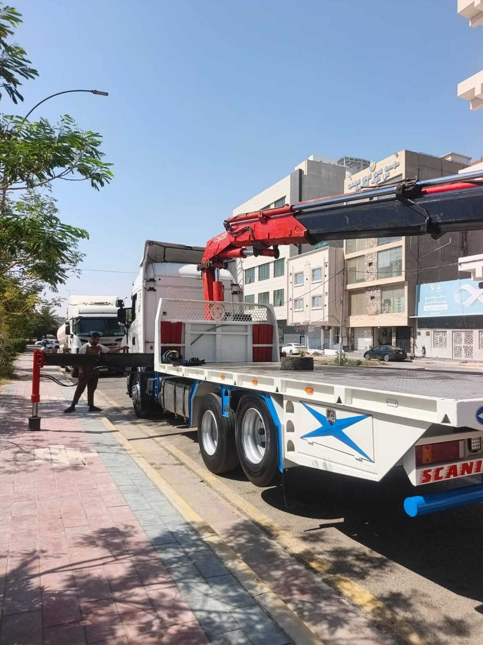 كرين سكانيا للبيع مكينه 420R سته سلندر دبل قماره كرين فاسي تلاثه اسلايت ريمون شغال حجمه 260عشره طن ونص موديل 2009 سياره جاهزه من كلشي للاستفسار اكثر عن السيارة اتصال برقم ***********
