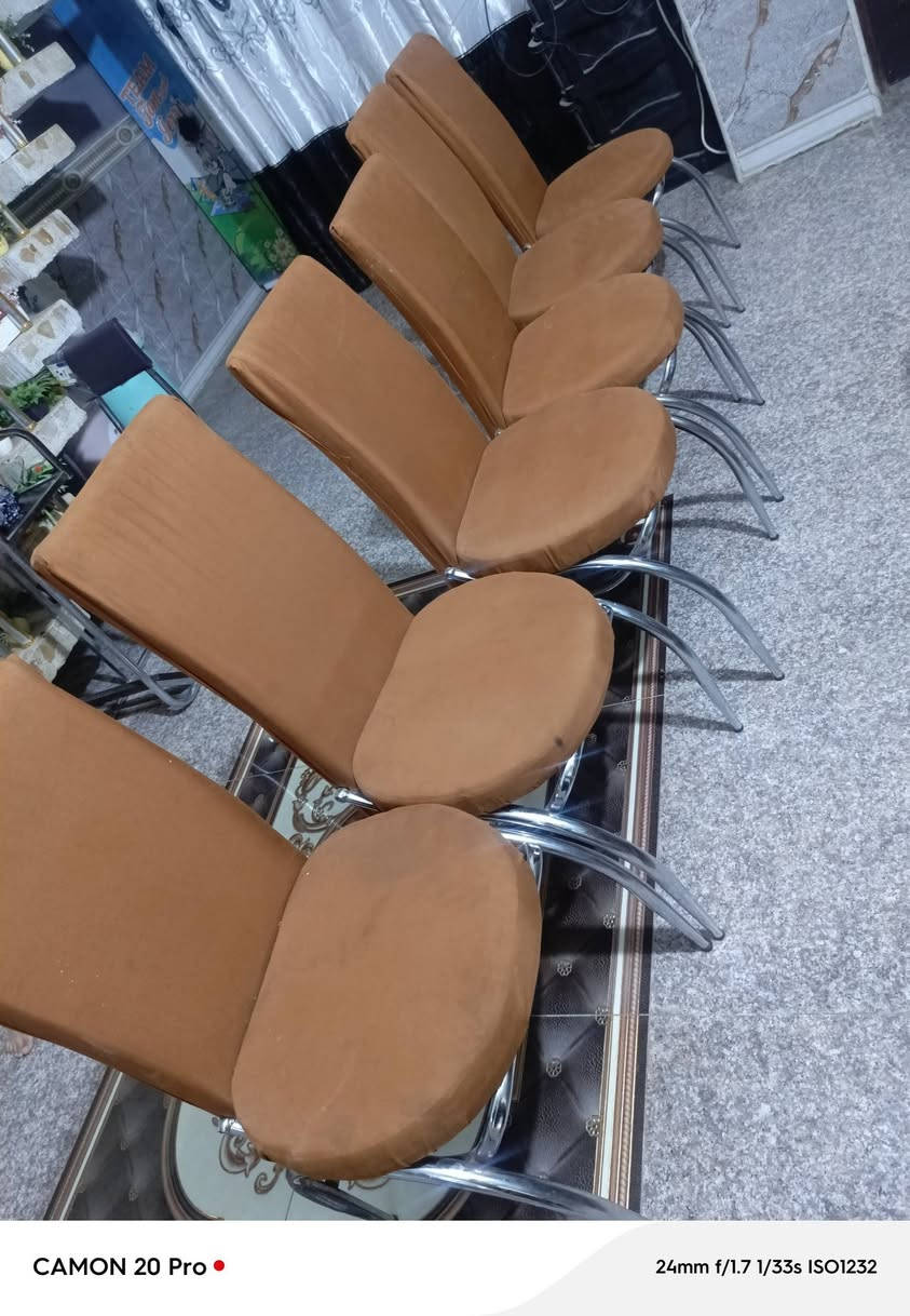 سلام عليكم طاوله ام الفتحه بيه 6 كراسي السعر 175 المكان ناصريه مركز حي الحسين ***********
