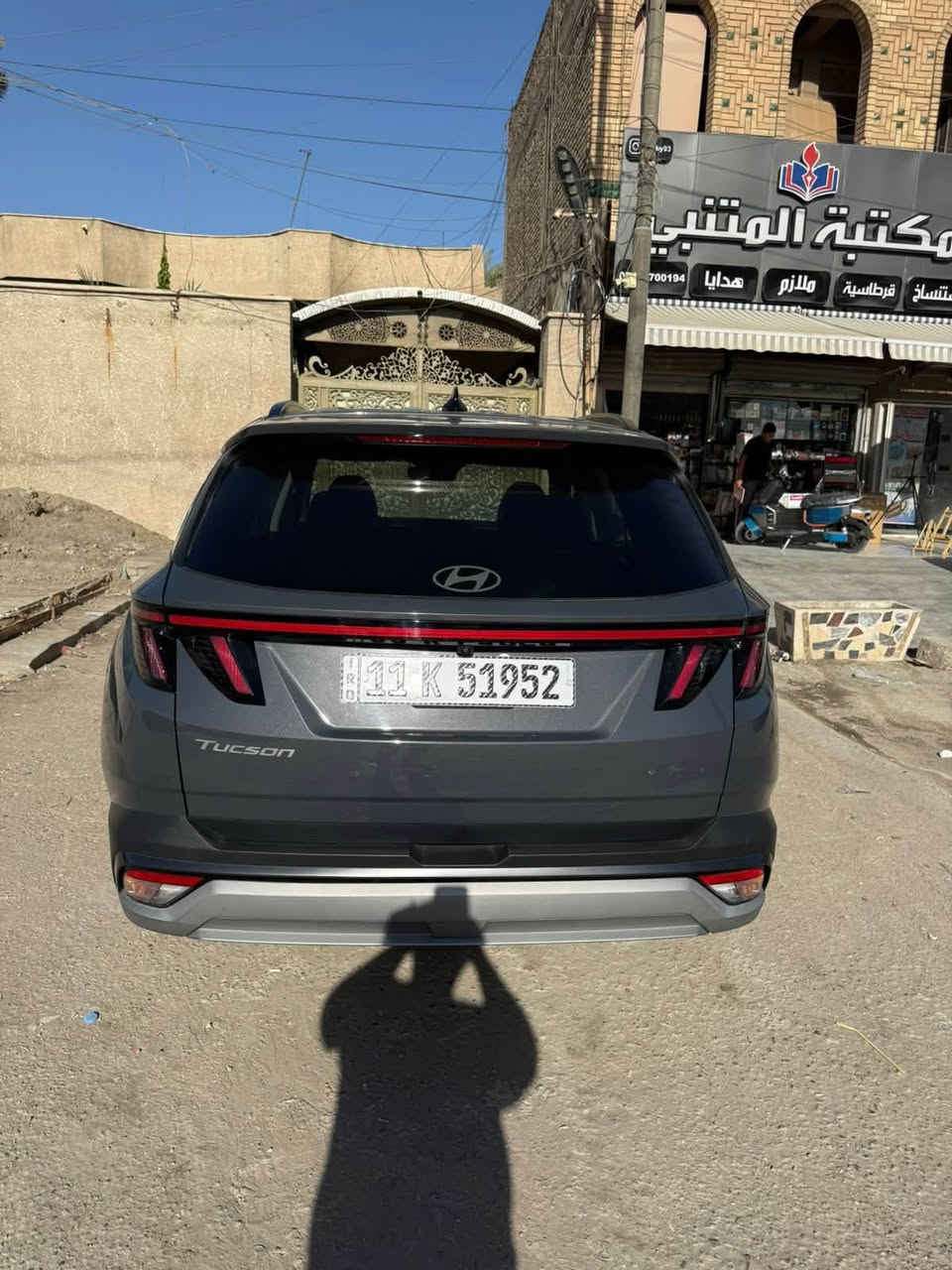 ﷽
للبيع فقط…
هونداي توسان 
الموديل : 2025
الون : رصاصي سموك
العداد : 20000 ميل السياره بحالة الزيرو  

الضرر : واضح بلصور المرفقه بلمنشور 

المو اصفات :-
1.سلايت 
2.بصمه ابواب
3.تشتغل عن بعد 
4.رادار امامي 
5.رادار خلفي 
6.رادار جانبي
7.نقاط عمياء
8.قياده ذاتيه
9.مثبت سرعه 
10.تحكمات كامله ستيرن
11.شاشه كبيره متصله كامله 
12.كامره خلفية دواره
13.نظام تشتغل وايقاف المحرك لتقليل صرف بانزين .
14.كراسي امامي تدفئه 
15.كرسي السائق كهرباء 
16.كشنات جلد
17.جنطه كهرباء مع حساس قدم
18.وقوف تلقائي امامي وخلفي لمنع التصادم 
وبعد بيها مواصفات واضحه بلصور 

تفاصيل المحرك…
 • المحرك: 4 أسطوانات سعة 2.5 لتر.
 • القوة: 187 حصانًا.
 • عزم الدوران: 246 نيوتن متر.
 • ناقل الحركة: أوتوماتيكي ٨  
 • نظام التحكم في الانزلاق
 • نظام دعم المكابح
 . نظام نزول المنحدرات 
 السعر 20000$
(200) ورقه 
للاستفسار اكثر يرجا الاتصال بلارقام 
***********
