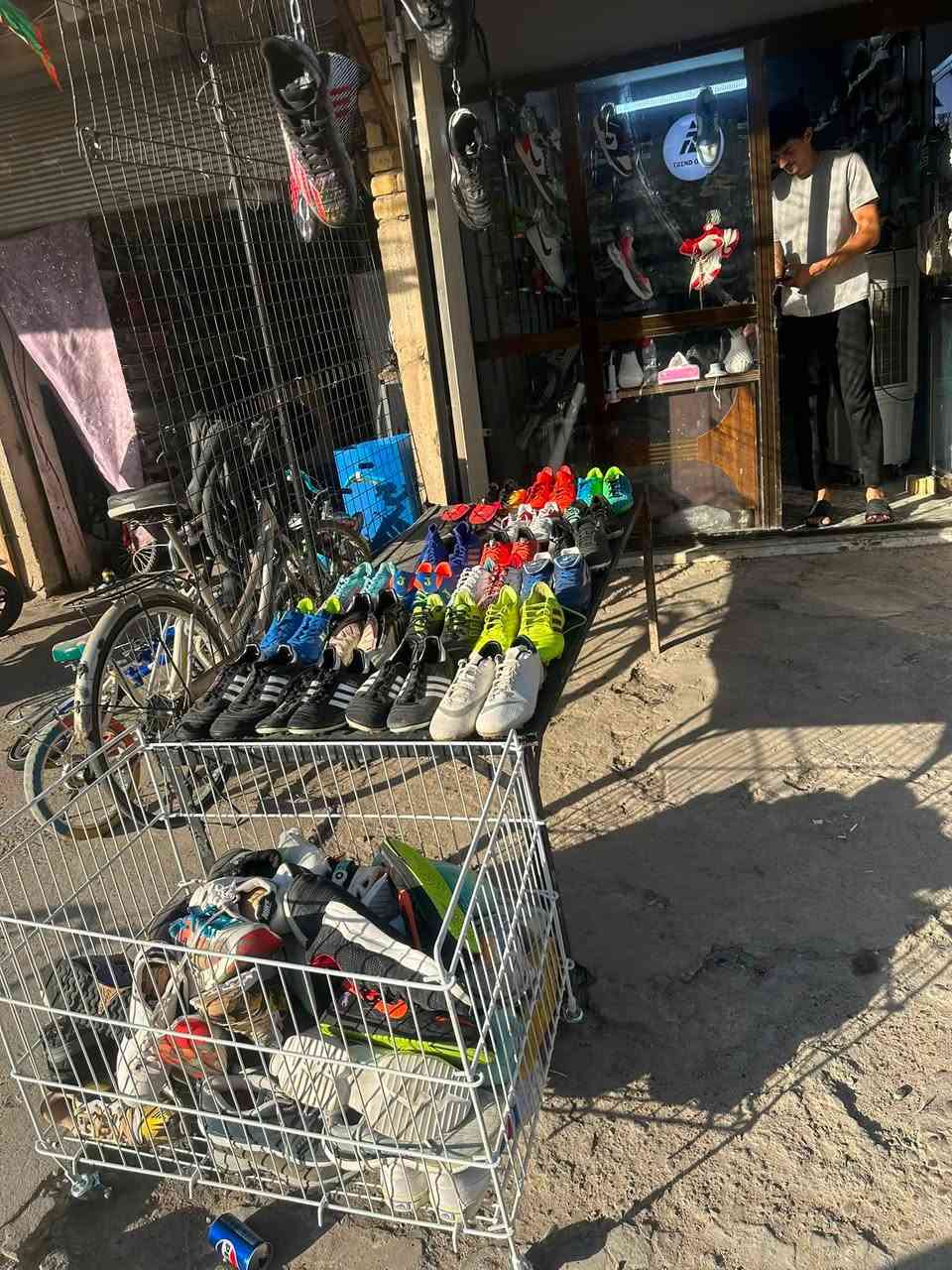 سلام عليكم
محل احذية كامل للبيع لعدم التفرغ يحتوي على احذيه وأدوات محل كاملة 

(سكجرز .كيوسي. هوكا. ادداس )فيتنامي غير مستعمل باركود عدد 22

( لابجين رياضي كافة الماركات مستعمل وغير مستعمل نظيف ) عدد 38 

احذية بالة مشكل صيني وفيتنامي عدد 78 
 
مع مبردة ستعمال شهرين 
ميز خشب وكرسي
ميز حديد
ستاندات مساطر مع كرسي حذاء  عدد 100
زناجيل عدد 10 
مثل ماموجود في التصوير ابيعهن بسعر الجملة الاخذتهن 
ملاحظة / رجاءا البيع شلع كامل مابيع مفرد او كم حاجة 
واتساب ***********

