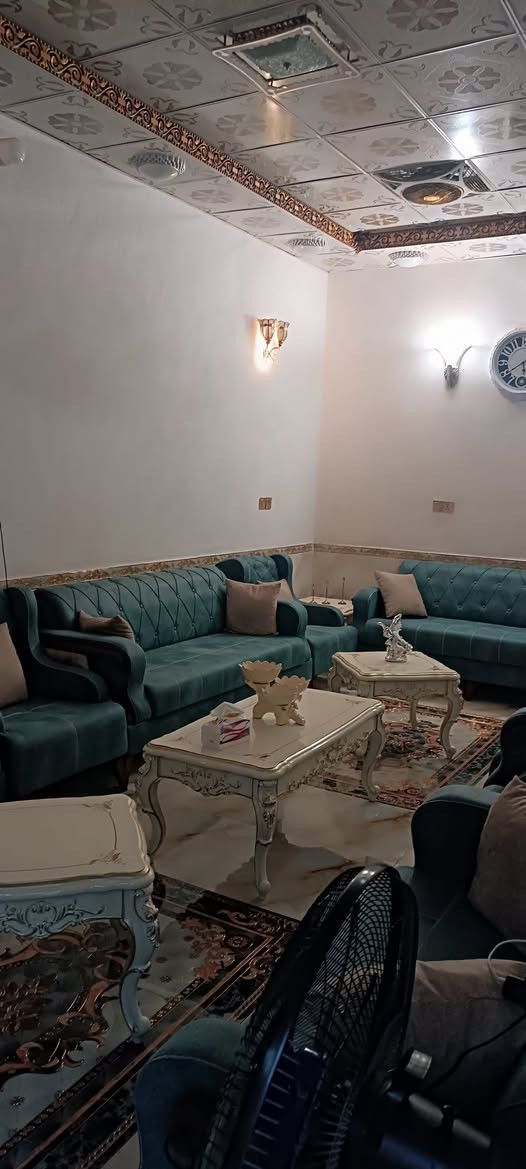 السلام عليكم 
معروض للبيع نصف دار امامي (١٠٠) م في منطقة حي الرافدين قرب أفران السلام 
بناءً حديث كونكريت طابوق 
طابقين 
الطابق الأول 
استقبال وصاله ومطبخ وصحيات 
الطابق الثاني 
غرفه نوم عدد ٢
صاله 
صحيات 
مطلوب إلى المصرف العقاري 
(٢٥) مليون 
للاستفسار الاتصال واتساب ***********
مكتب المدار الذهبي للعقار
