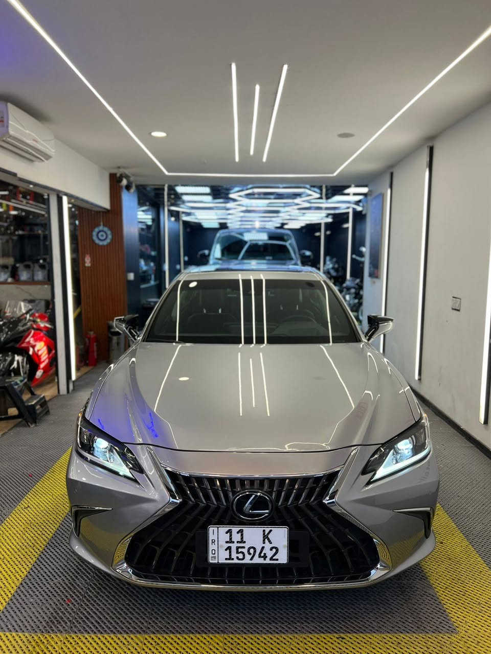 السلام عليكم للبيع فقط بدون مراوس
Lexus ES 300 h 2024 هايبرد 
السيارة فول مواصفات ١/١ 
ماشية 11 الف miles 
حادثها موضح بالصور  صبغ 3 قطع جنطه وباب وجاملغ خلفي نفسه راجع 
 وبيها باب معدل PDR بدون ايرباك بدون دواخل شواصي سليمه 
صور الحادث والتصليح ورقم الشاصي موجوده بالمنشور 
بعض من مواصفات السيارة 
كامرات 360 درجة 
حساسات امامي و خلفي 
رادارات امامي و وجانبي 
نقاط عمياء 
تحديد مسار 
مثبت سرعة تفاعلي شفتات ستيرن
تدفئة تبريد كشنات مع خرن ميموري 
تدفئة ستيرن 
فتحة سقف 
داتا شو 
نظام صوتي + دمام خلفي 
شاشة جبيرة نظام كار بلي وايرليس 
شحن لاسلكي  
مري شفط وكهرباء 
وبيها بعد هواي مواصفات معروفة 
السيارة جاهزة بدون نقص 
سعرها 265$
مكان السيارة بغداد اليرموك
***********
