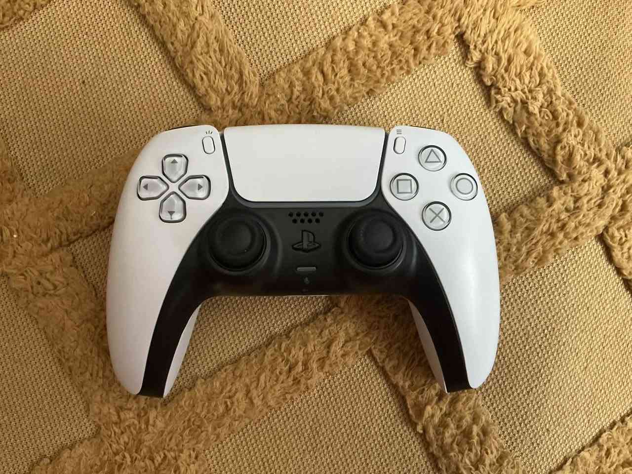السلام عليكم للبيع بلايستيشن5 مستعمل نظيف جدا 

🎮ملحقاته كامله 
ملاحظه جهاز نظيف مابدل ولا قطعه مامفتوح أبدا مع جوستك وحده فقط 
للرقم  ***********
او مراسله ع خاص
السعر 750مكان بغداد
