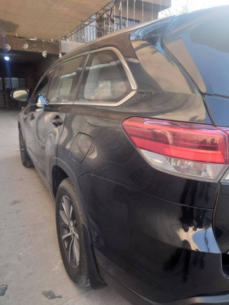 السلام عليكم
تويوتا هايلندر 2018 AWD  XLE  

رقم بغداد باسمي 

ماشية السيارة 82 الف ميل 

فول موصفات 1/1

4 ويل درايف

_ رادار 

_نقط عمياء

_مثبت سرعة 

_محرك 6 سلندر 3500 

_فتحة سقف

_جلد 

_كشنات كهرباء 

_كشنات تدفئة 

_بردات ابواب 

_جنطه كهرباء 

_ويل كروم 

_7 راكب 

_كشافات 

_تحكمات مقود 

_شاشة - كامرة 

_بصمة ترحيب  

حادثها فقط بنيد 

وباب كلير 

صور الحادث مرفقة

السعر 232  بي مجال  

للاستفسار 
بغداد / الغزالية 
*********** بغداد, العراق
