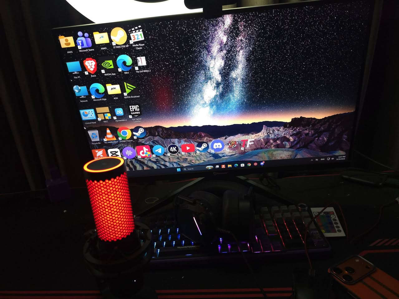 سيت اب كامل مع الملحقات للبيع
السلام عليكم سيت اب كامل للبيع

الكيس :

Processor - AMD Ryzen™ 7 9800X3D 8-Core Processor (4.70 GHz)
• Memory - 32GB RAM (31.1GB Usable)
• Graphics Card - NVIDIA GeForce RTX 5070 Ti (16GB)
• Integrated Graphics - AMD Radeon(TM) Graphics (486 MB)
• Storage - 1T Total (323GB Used)
• Operating System - Windows 11 Pro 25H2
• OS Build - 26200.9550
• System Type - 64-bit Operating System, x64-based Processor

───

الملحقات :
- شاشه Patriot تردد 240HZ
- كاميرا  logitech brio 4k Ultra 
- ماوس و كيبورد احترافي
- مايك Hyperx Cast 2
- ميز مع اناره RGB طول 140CM
- عاكسه و بطاريه Gaming 
- اناره Ring Light عرض 55
- سماعه Fantech
- كرسي Gaming 
- سيار كهربائي 2M منافد عدد 6 
- مكبر صوت 

استخدام قليل جداً و الغراض شخط مابيها 
كارتون الكيس و الملحقات كلها موجوده

السعر 5 مليون  
للتواصل *********** و بيه واتساب
