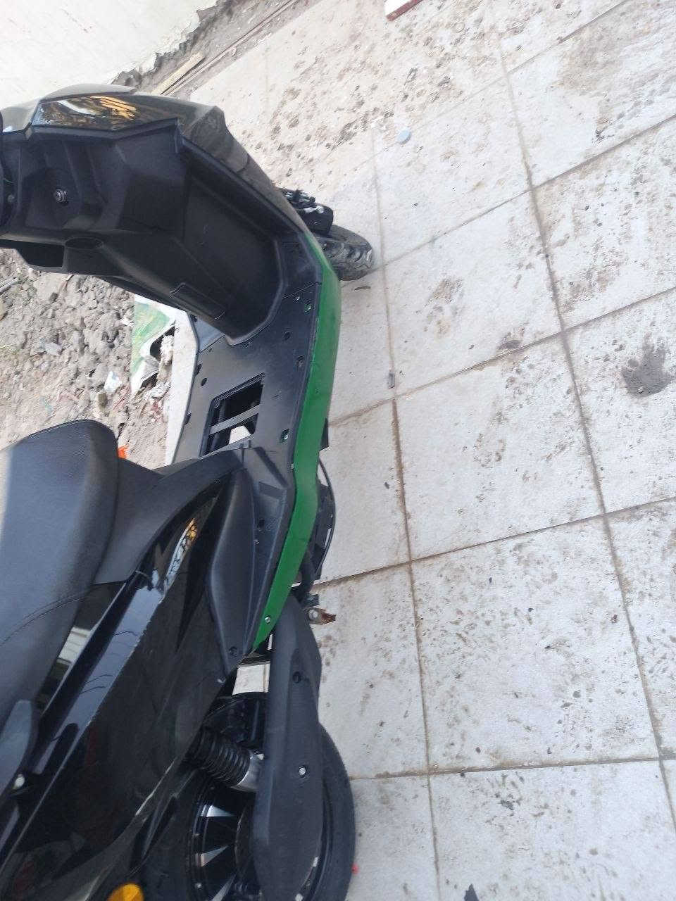 #للبيع 
دراجة شحن ماتركس 
ملف ٢٠٠٠ واط نحاس 100%
بطاريات ٦ كبار دبل 
ويل خلفي حجم ١٢ يعني اطار ٩٠.٩٠
ويل أمامي ١٠ أطار ١٠ .٣٥٠ اكبر قياس 
سرعة الحقيقة ٨٤ 
(الشاشة تقرة تسعينات)
كهربائيات  كلها شغاله 
أشير لايت عالي ناصي 
رجوع للخلف R
نضام ٣ سرع 
مساحة تغزين بال صندوق 
#النقوصات: لاستيكة مربعة صغيرة اسفل القدم موجودة ب باب طويريج سعرها ٦ الف ودكمة الهورن واكعة 
#الأعطال: عطل عقل فقط الباقي مكفول سعرة ٥٠ إلى ٥٥ حسب المكان 
بطاريات نص عمر  يعني يقرأ ١٠ ونص  بالحمل 
#السعر ٣٦٥ الف وبيها مجال 
#عنواني كربلاء عكد بني تميم 
رقم ***********
