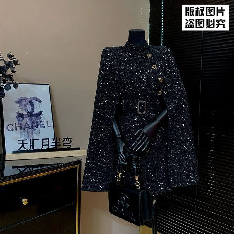 Luxury has an address 😍🥰 Do you support that? Heavy-duty woven sequined wool shawl cape, stylish and padded, new winter style, flattering for petite figures with defined shoulders. Available sizes for weights from 40-77 kg. Pre-order available. Delivery time is 2-3 weeks from the booking date. For more details, please contact us on our Telegram channel. For immediate inquiries and questions, please contact us via WhatsApp. #Via #foryou # pinkygirls4shoping

نص مكتوب في الصور:
- 版权图片
- 盗图必究
- 版权图片 盗图必究