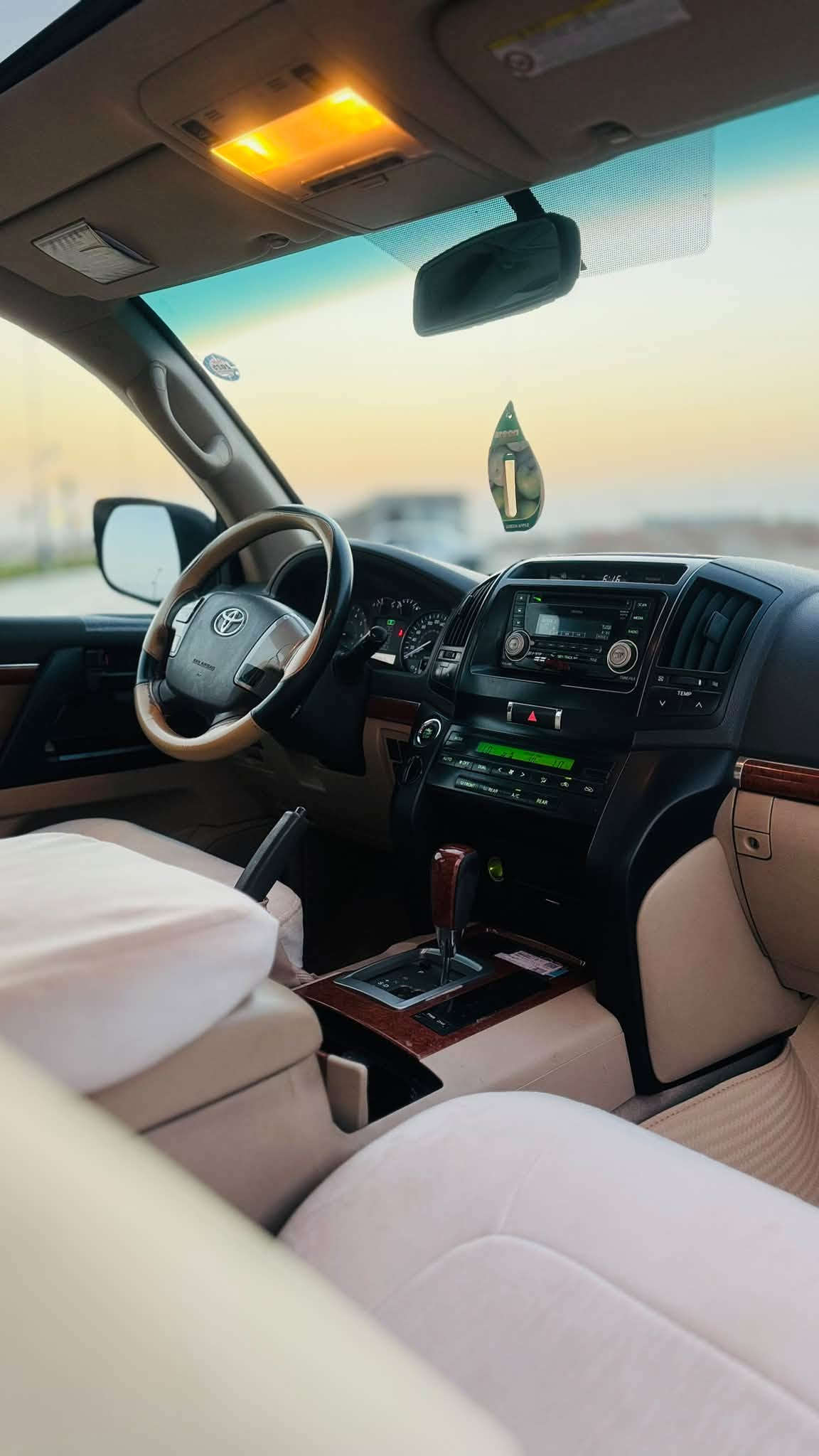 Land Cruiser GXR 2012 
.
سیارە ماشیە ١٨٥ الف کم حقیقي.
.
بدون صبغ بدون ضربە سیارە 
.
سعودی بریم .
.
سیارە گیر و محرک بشرط ما مفتوح .
.
سعرە ٣٥٥ ورقە و مجال بسیط 
.
***********
