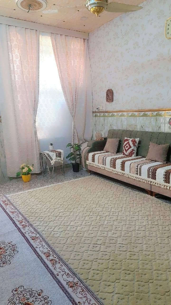 من رخصة ألأدمن
........................ 
تحياتي وتقديري للجميع 
يتوفر دار مساحة 100متر في حي الكوفة الزراعي بداية الشارع فرع كوفي تعلولة محلة 329 زقاق 9 دار 762/30الفرع الاول المقابل لأسواق مسلم العگيلي الواجهة 5متر والنزال 20متر بناء حديث طابوق والسطوح والبيتونة شتايگر يحتوي على حوش 4متر مع تواليت وحمام خارجي للخطار وأستقبال مساحة 5متر طول وعرض 3 متر و75 سنتم وممر وصالة 5متر طول وعرض 4ونص متر وحمام وتواليت داخلي ثاني كبير سيراميك وترك حار مسقف يحتوي على مروحة ومفرغة هواء ومسقف سقف ثاني وغرفة خلفية الطول 5متر والعرض 4ونص متر مع درج بايات مرتبة ومحجر ذهبي وبيتونة كبيرة جدآ. الدار والفرع تحتوي على خطين مجاري. والجيران ناس طيبين جداً أن شاء الله وسبب البيع الانتقال الى مكان أخر حسب رغبتي. السعر النهائي 105مليون غير قابلة للتفاوض. 
للتواصل أتصال + واتس أب ***********
