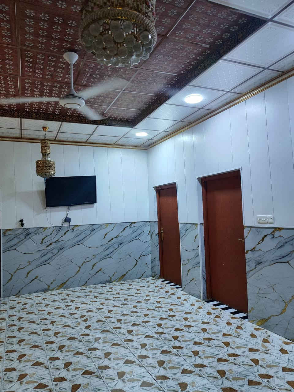 السلام عليكم
بيت للبيع طابو بستنه المساحه 220 متر 
يتكون من ثلاثه غرف وصاله ومطبخ وصحيات وبراني
بناء طابوك العنوان نهايه المشواج البساتين الشرقيه 
السعر 60 مع المجال 
الرقم  *********** واتساب
