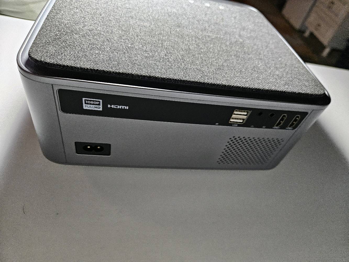 داتا شو احترافي من شركة يابر عدسه كبيرة 4K يدعم البث ع التلفون عن طريق ل WIFI  و بلوتوث و ٢ منفذ HD ٢٠ الف انسي لومنس اضائة قويه جدا متحتاج ستارة الحايط فقط مستخدم. نسبه بسيطه نظافه ٩٨ بالميه كامل هو ملحقاته كيبل و كيبل HD  و ريمونت موقعي ديالى المقدادية سعرها ١٢٥ الف بيها مجال بسيط